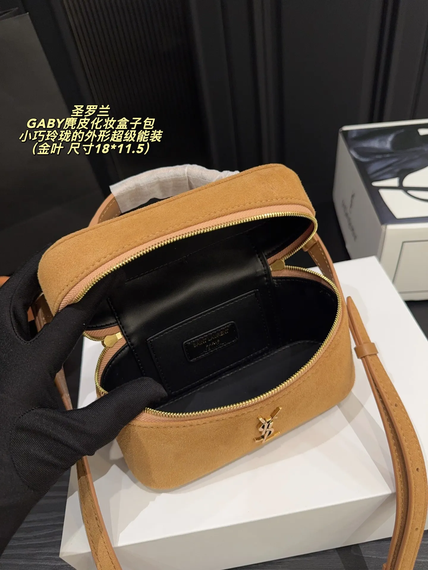 p185全套包装⚠️尺寸18*11.5 ysl 圣罗兰 GABY麂皮化妆盒子包 YSLGABYmini新款拉链化妆包，Rose同款绗缝小羊皮化妆包！ 手感细腻顺滑，整包以经典方形绗缝工艺制作，外观小巧调皮可爱，搭配可调节和可拆皮革肩背带和手柄，方便多种使用方式随时切换 金色金属配件拉链开合设计，小小个但是却特别能装，小巧玲珑的外形超级能装，自重超轻平时出门完全不会有负担，麻雀虽小五脏俱全的代表之作‼️