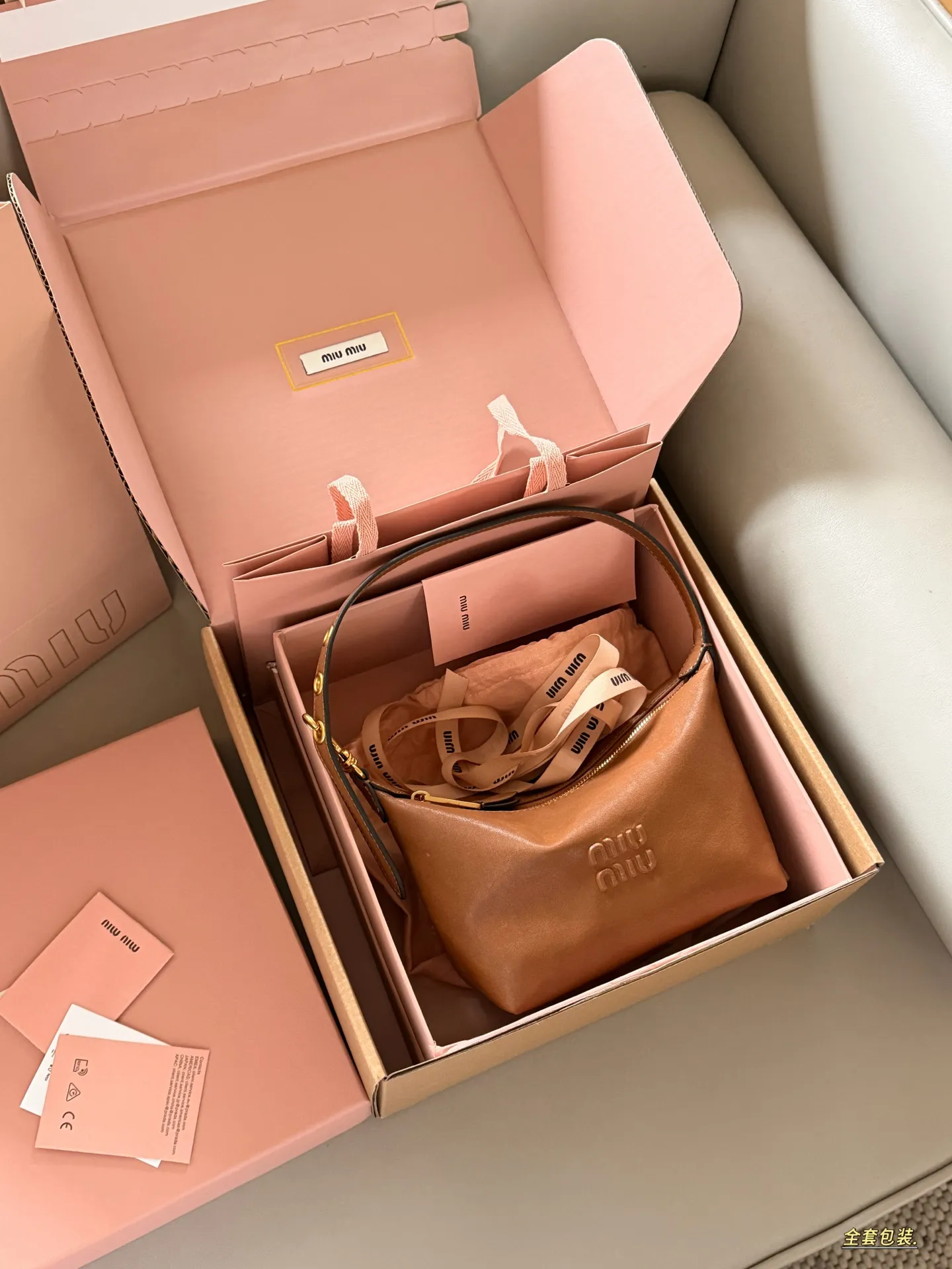 💰190 配盒 size：底宽18*15cm miumiu 牛皮小饭盒~ 做旧的效果牛皮更高级哦！ miumiu饭盒包测评，真的太好看了吧