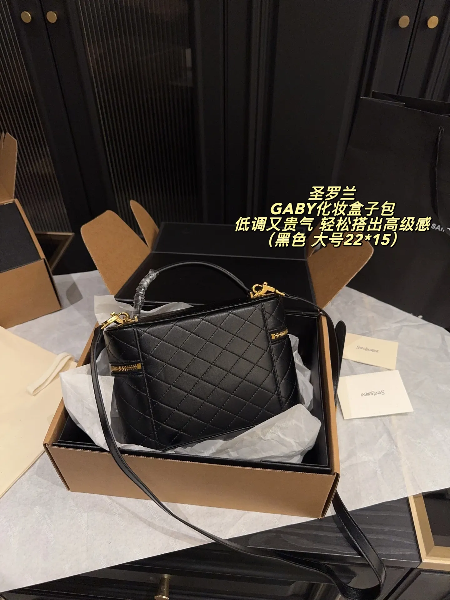 p170全套包装⚠️尺寸22*15 圣罗兰 GABY化妆盒子包 YSLGABY新款拉链化妆包,Rose同款绗缝小羊皮化妆包! 手感细腻顺滑,整包以经典方形绗缝工艺制作,外观小巧调皮可爱,搭配可调节和可拆皮革肩背带和手柄,方便多种使用方式随时切换 金色金属配件拉链开合设计,小小个但是却特别能装,小巧玲珑的外形超级能装,自重超轻平时出门完全不会有负担,麻雀虽小五脏俱全的代表之作‼️