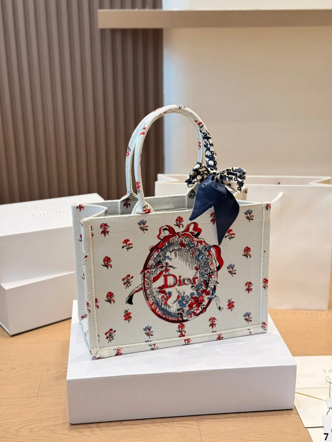 复刻版 原版布 p225 (配内胆) DIOR迪奥|Book tote购物袋 原版3D浮雕原版布 Dior 原版布提花 配内胆/丝巾/星星挂件 Dior book tote今年最喜欢的一款购物袋 tote我用的次数最多的包,因为容量超级大,不管什么东西都向里面放,当然凹造型也是必须有的,这款Dior老花是我最喜欢的颜色,柜台出了很多颜色及花型,最后挑了这个颜色 小号的精致有型 配折叠礼盒 尺寸 中号35cm