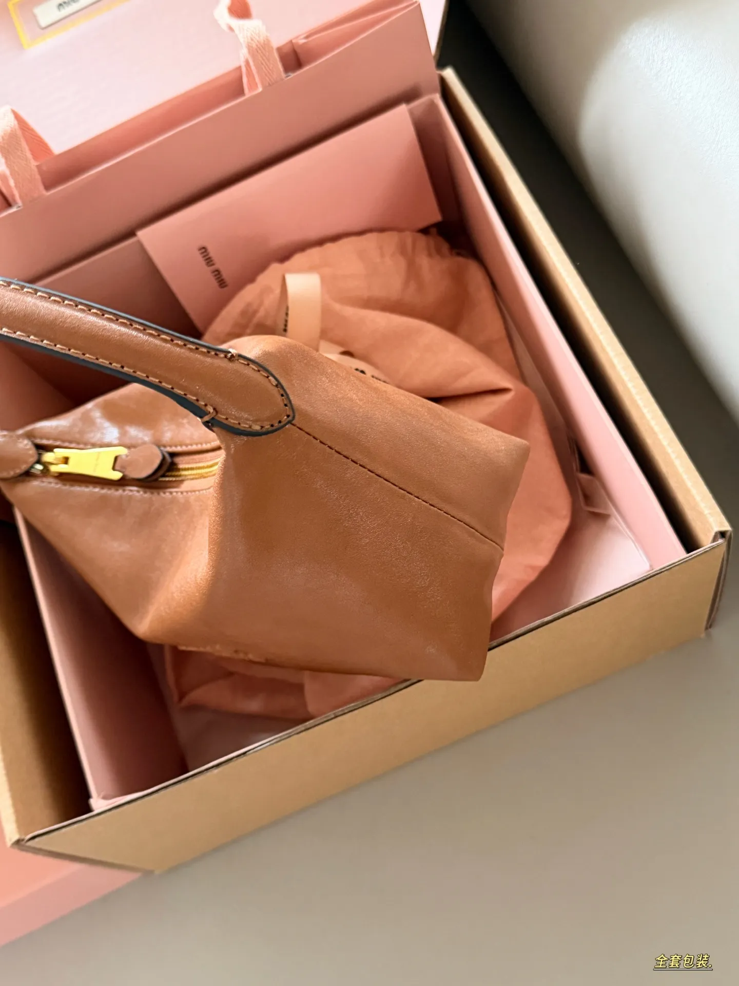 💰190 配盒 size:底宽18*15cm miumiu 牛皮小饭盒~ 做旧的效果牛皮更高级哦! miumiu饭盒包测评,真的太好看了吧