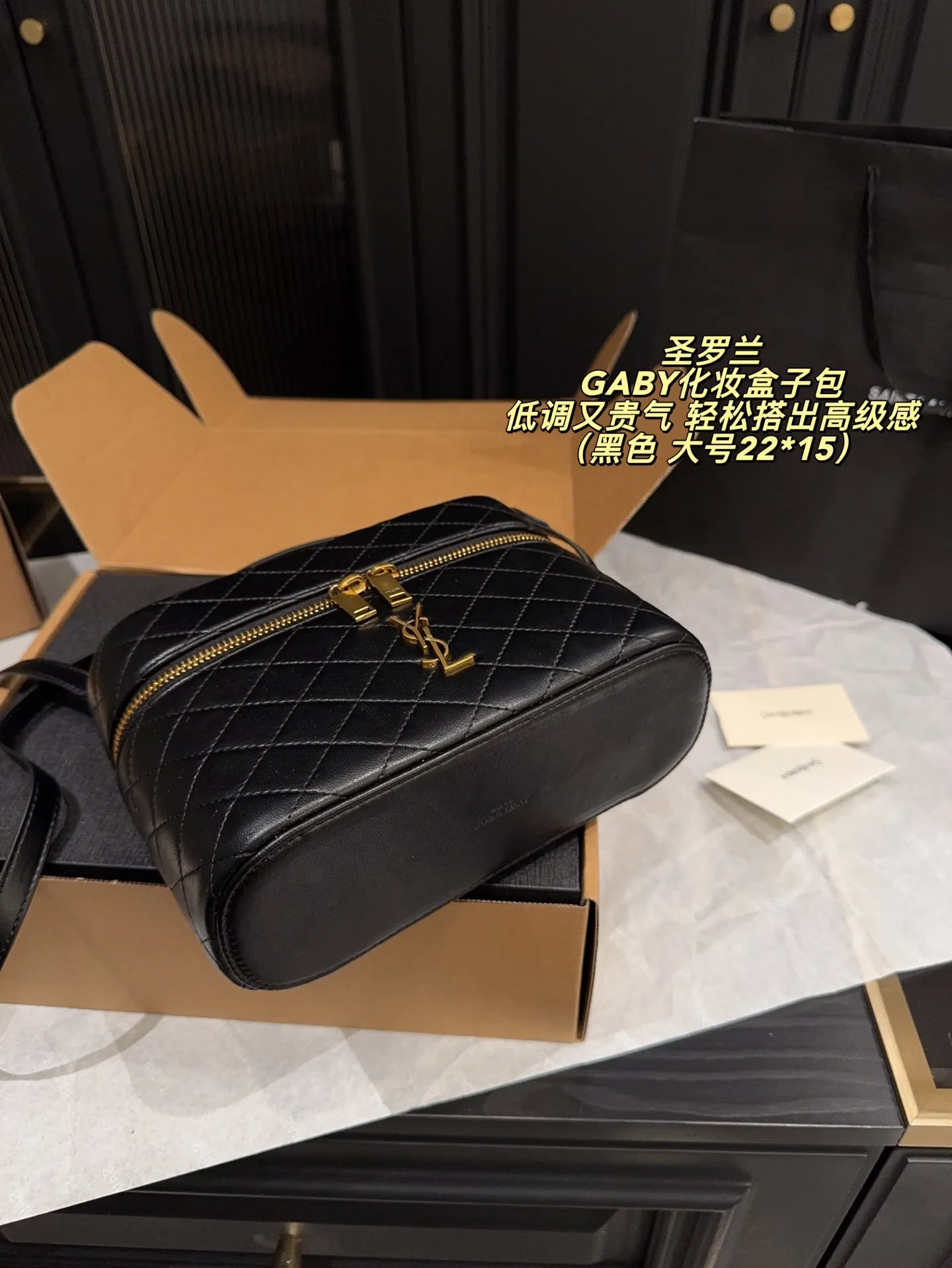 p170全套包装⚠️尺寸22*15 圣罗兰 GABY化妆盒子包 YSLGABY新款拉链化妆包,Rose同款绗缝小羊皮化妆包! 手感细腻顺滑,整包以经典方形绗缝工艺制作,外观小巧调皮可爱,搭配可调节和可拆皮革肩背带和手柄,方便多种使用方式随时切换 金色金属配件拉链开合设计,小小个但是却特别能装,小巧玲珑的外形超级能装,自重超轻平时出门完全不会有负担,麻雀虽小五脏俱全的代表之作‼️