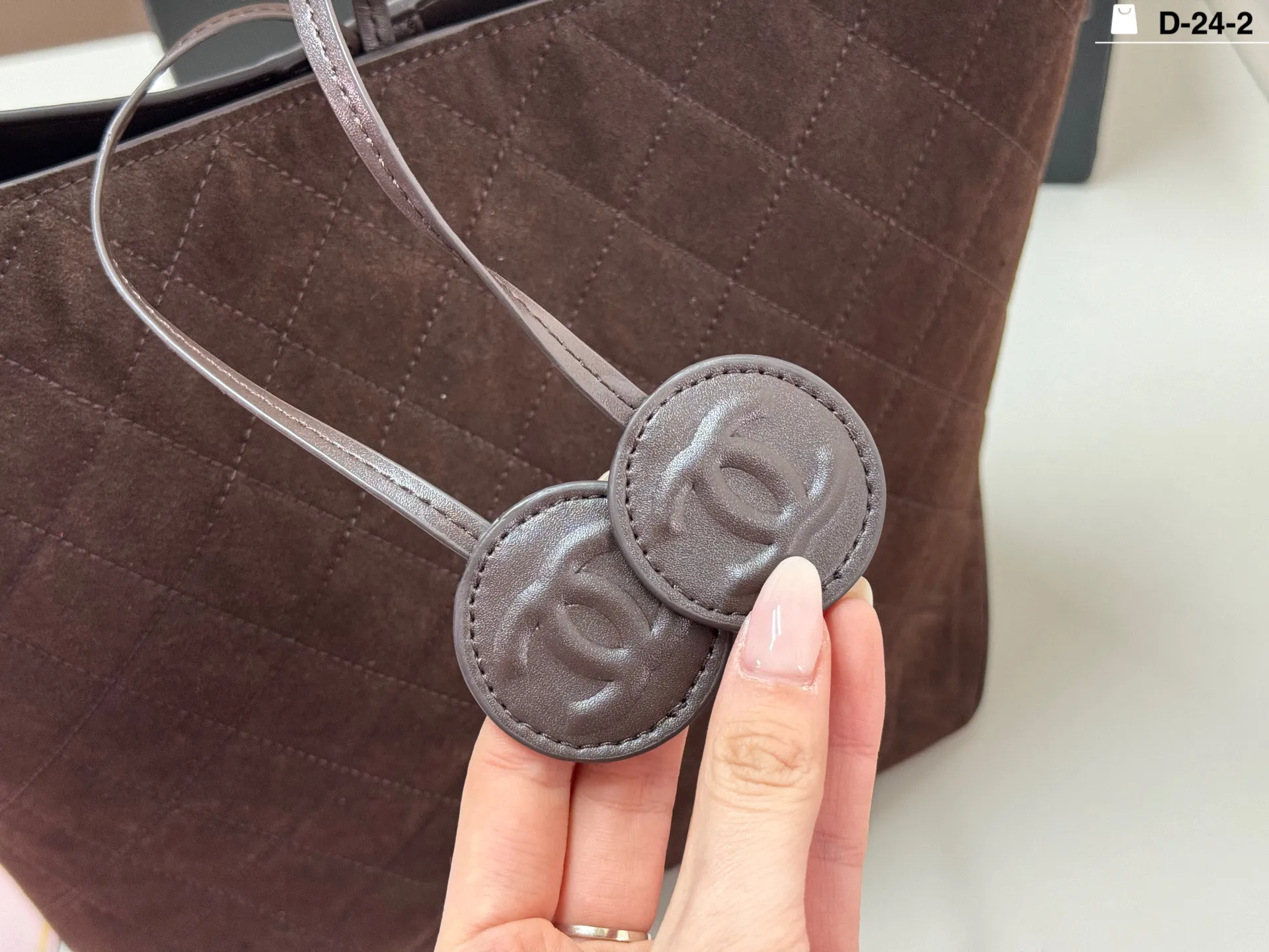 💰p280(牛皮版本) D-24-2 尺寸25x28 配盒 香奈儿这款菱格纹托特包,采用优质小牛皮,手感细腻又耐用。经典菱格纹+双C金属吊饰,品牌辨识度超高✨