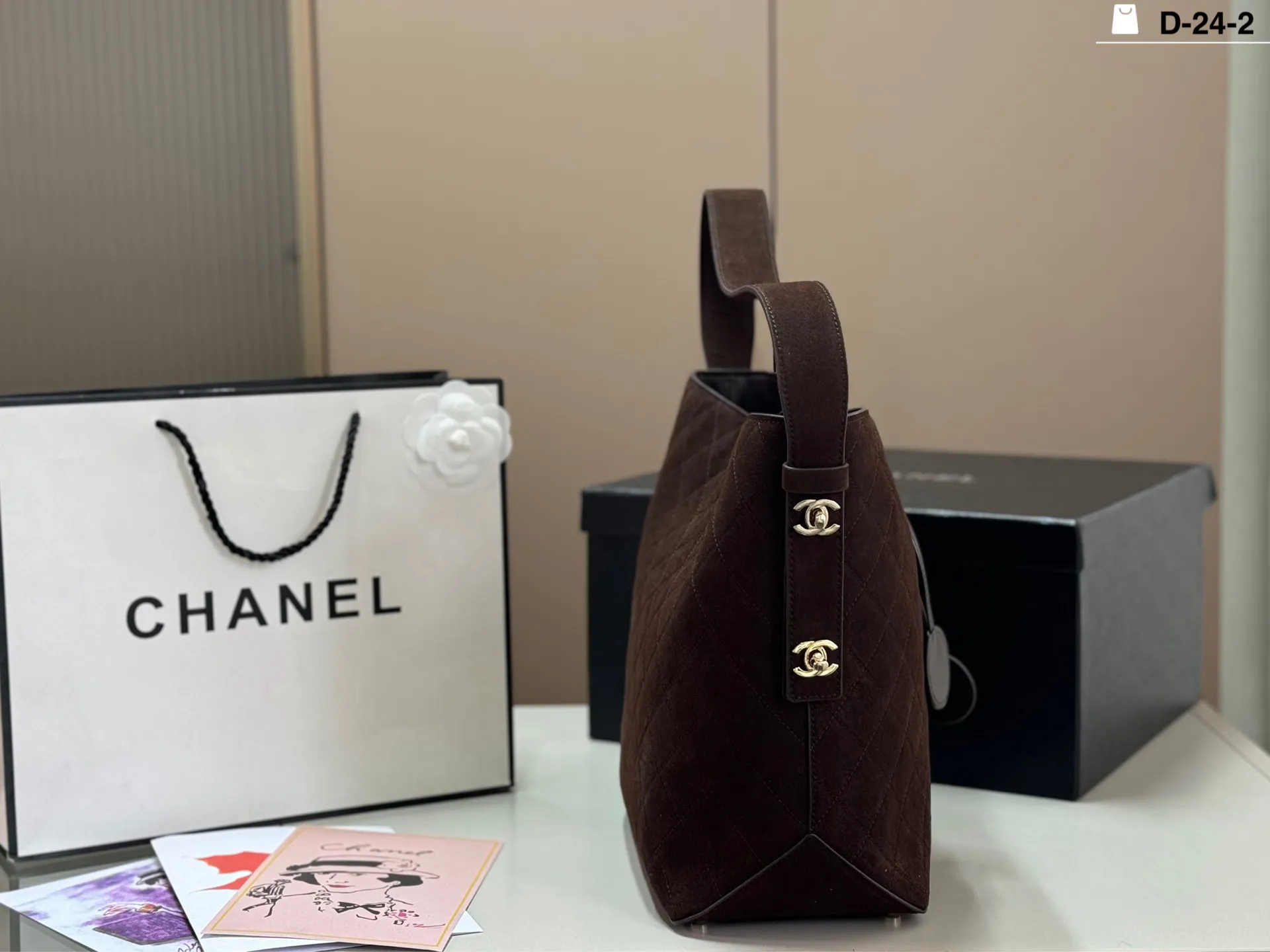 💰p280（牛皮版本） D-24-2 尺寸25x28 配盒 香奈儿这款菱格纹托特包，采用优质小牛皮，手感细腻又耐用。经典菱格纹+双C金属吊饰，品牌辨识度超高✨