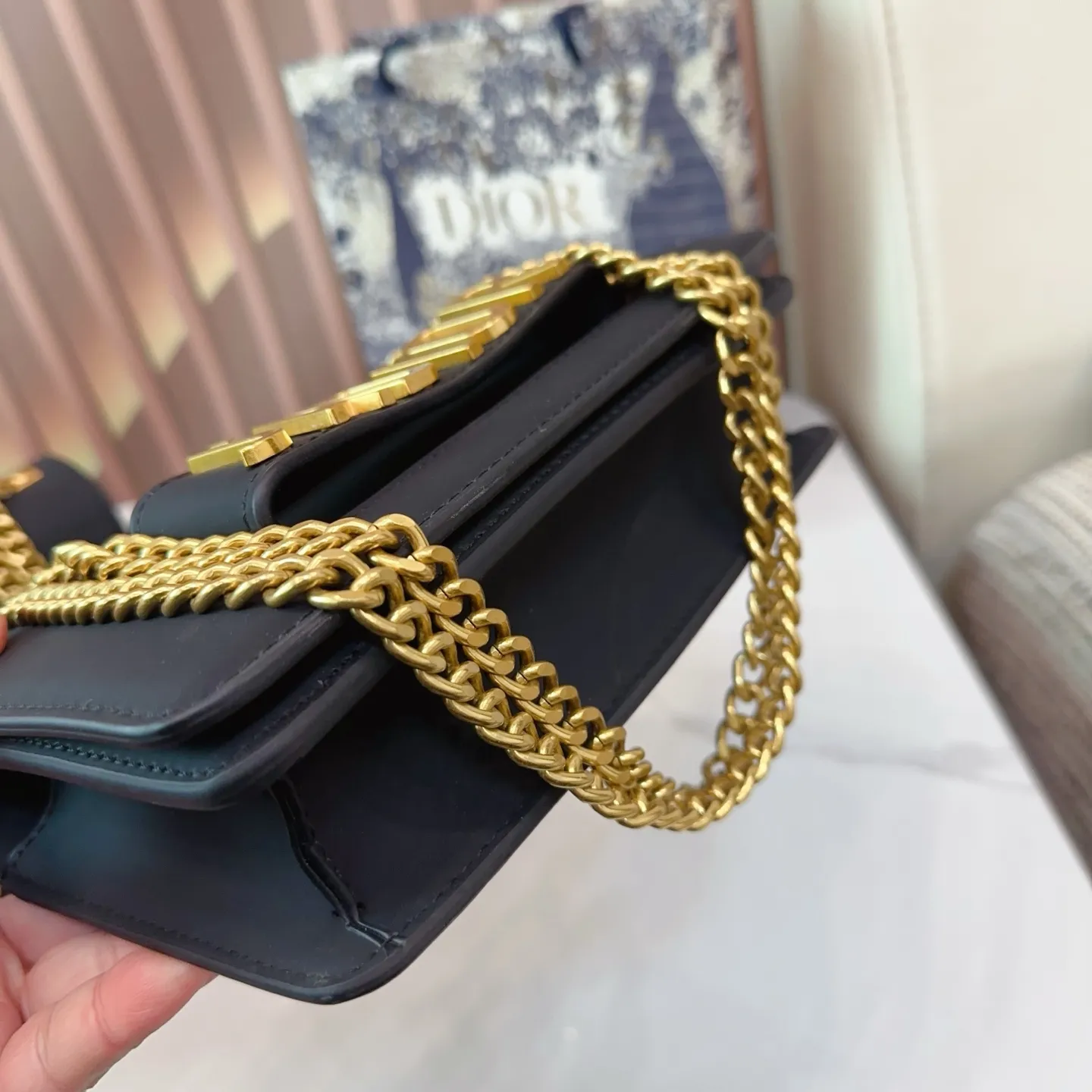 同价。P150p150礼盒🎁 Jadior手插链条包经典不过时的一款超百搭 太实用啦 尺寸大号26.15cm小号22.14cm E