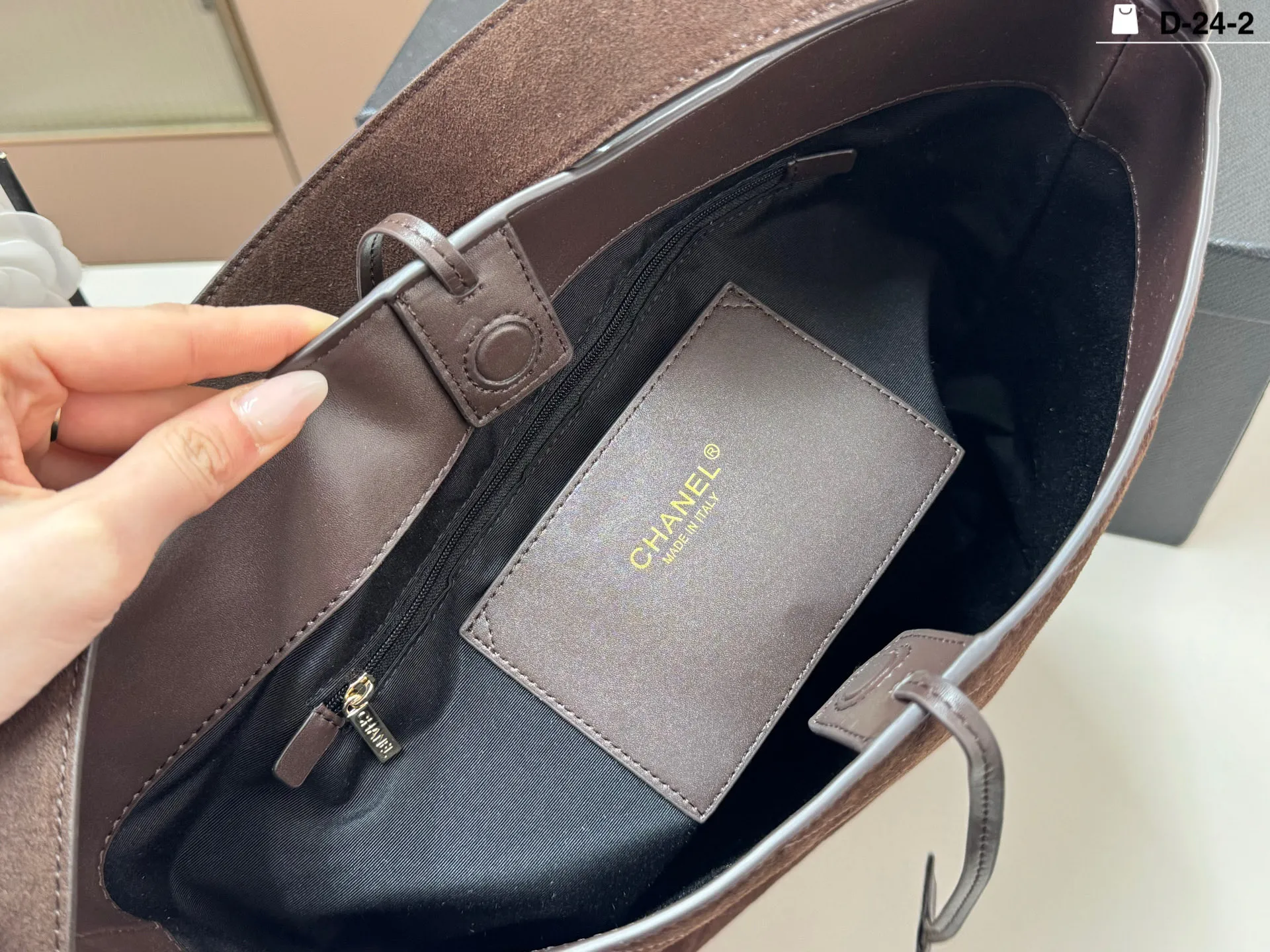 💰p280(牛皮版本) D-24-2 尺寸25x28 配盒 香奈儿这款菱格纹托特包,采用优质小牛皮,手感细腻又耐用。经典菱格纹+双C金属吊饰,品牌辨识度超高✨