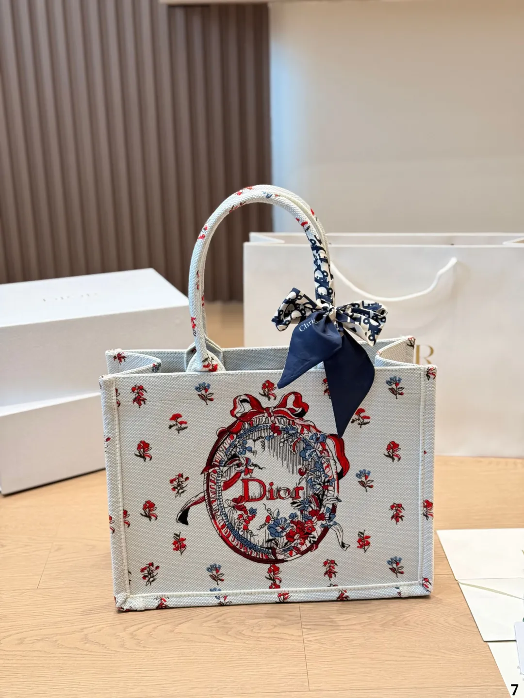 复刻版 原版布 p225 (配内胆) DIOR迪奥|Book tote购物袋 原版3D浮雕原版布 Dior 原版布提花 配内胆/丝巾/星星挂件 Dior book tote今年最喜欢的一款购物袋 tote我用的次数最多的包,因为容量超级大,不管什么东西都向里面放,当然凹造型也是必须有的,这款Dior老花是我最喜欢的颜色,柜台出了很多颜色及花型,最后挑了这个颜色 小号的精致有型 配折叠礼盒 尺寸 中号35cm