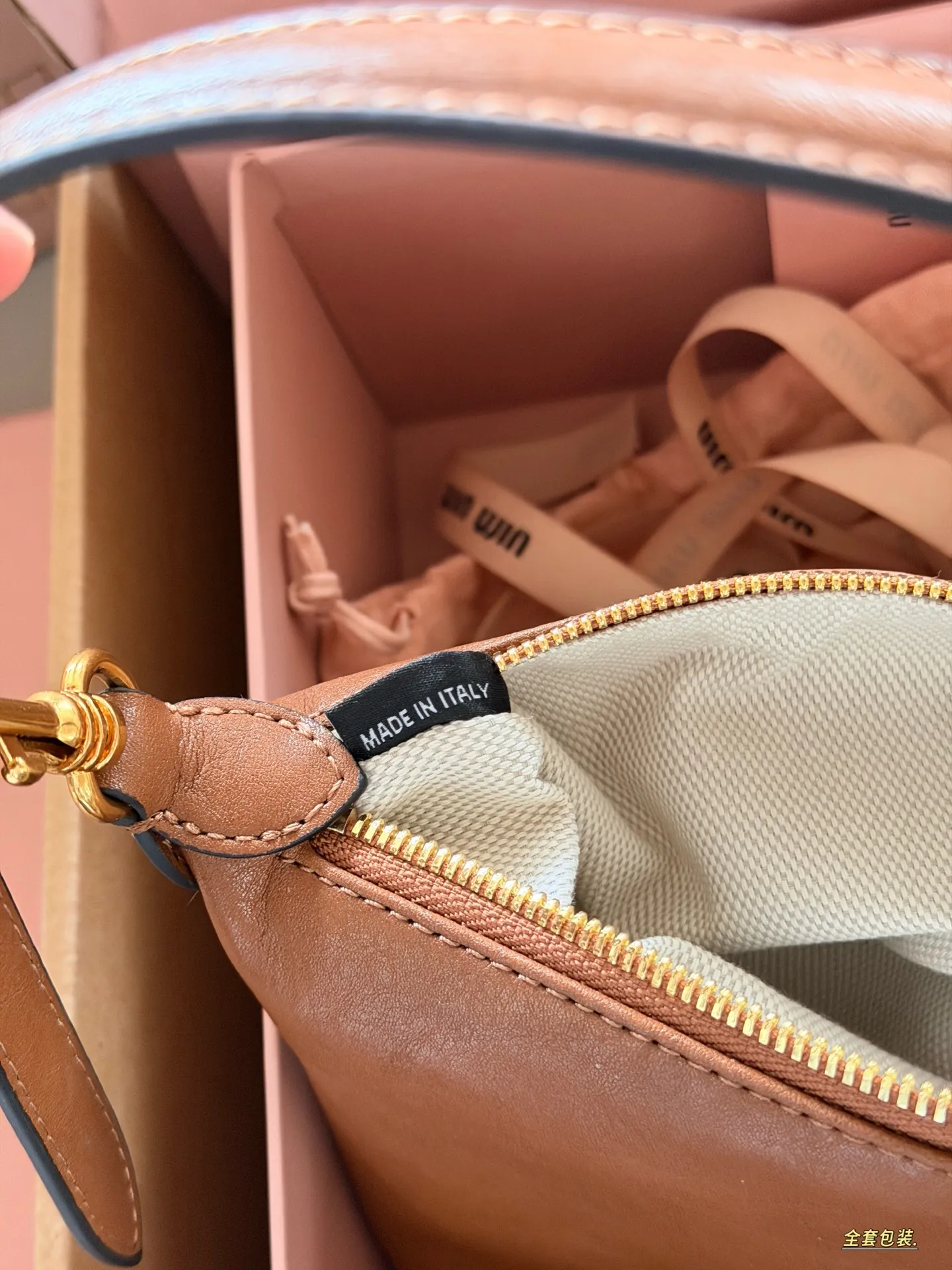 💰190 配盒 size:底宽18*15cm miumiu 牛皮小饭盒~ 做旧的效果牛皮更高级哦! miumiu饭盒包测评,真的太好看了吧