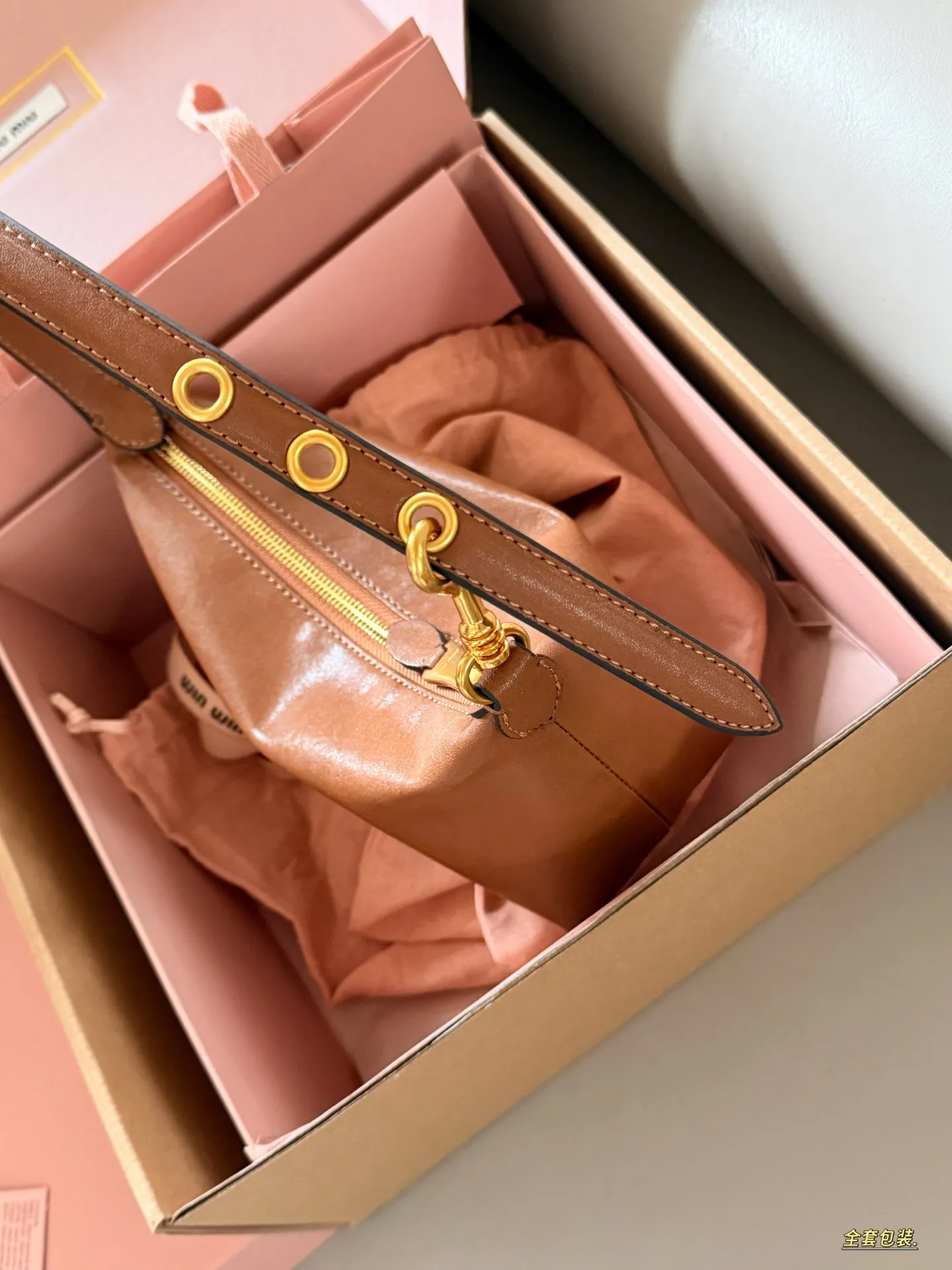 💰190 配盒 size:底宽18*15cm miumiu 牛皮小饭盒~ 做旧的效果牛皮更高级哦! miumiu饭盒包测评,真的太好看了吧