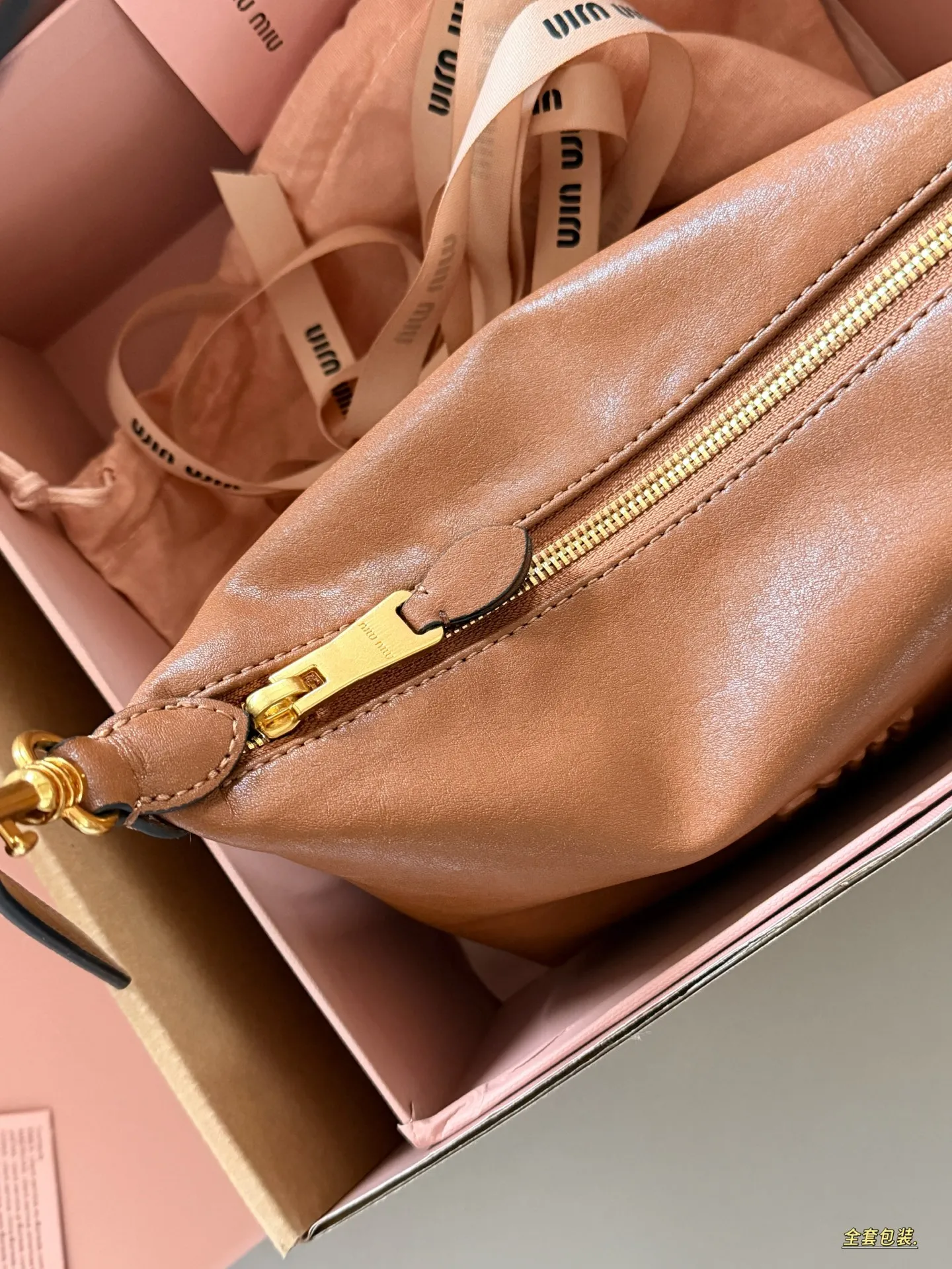 💰190 配盒 size：底宽18*15cm miumiu 牛皮小饭盒~ 做旧的效果牛皮更高级哦！ miumiu饭盒包测评，真的太好看了吧