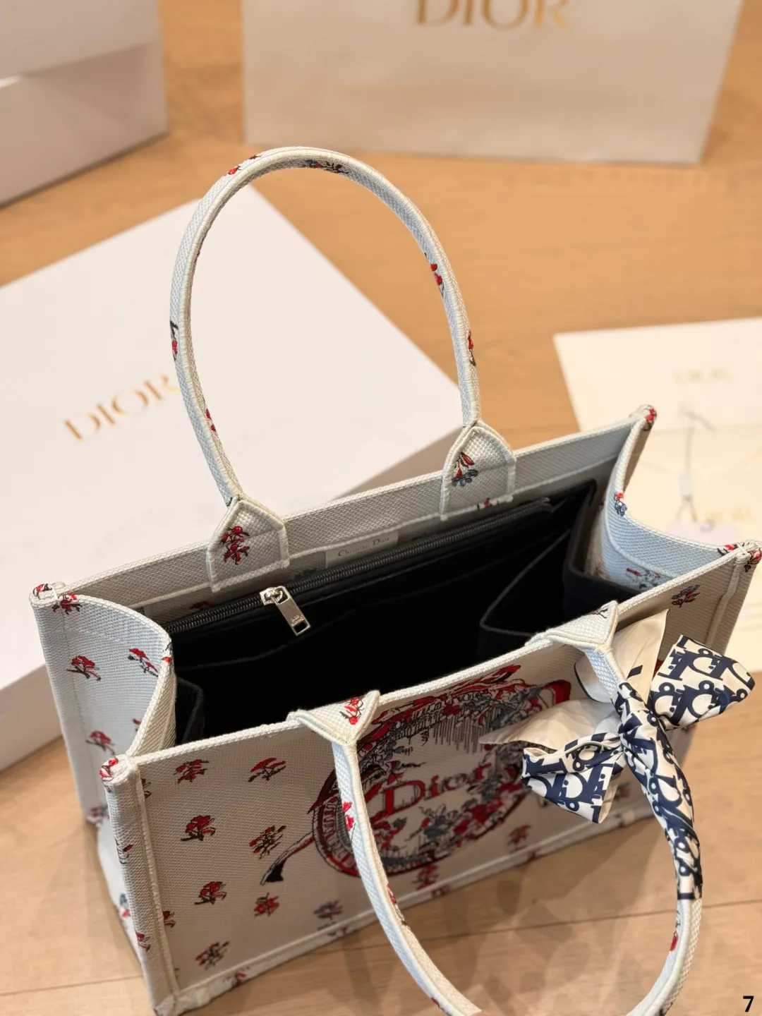 复刻版 原版布 p225 （配内胆） DIOR迪奥｜Book tote购物袋 原版3D浮雕原版布 Dior 原版布提花 配内胆/丝巾/星星挂件 Dior book tote今年最喜欢的一款购物袋 tote我用的次数最多的包，因为容量超级大，不管什么东西都向里面放，当然凹造型也是必须有的，这款Dior老花是我最喜欢的颜色，柜台出了很多颜色及花型，最后挑了这个颜色 小号的精致有型 配折叠礼盒 尺寸 中号35cm