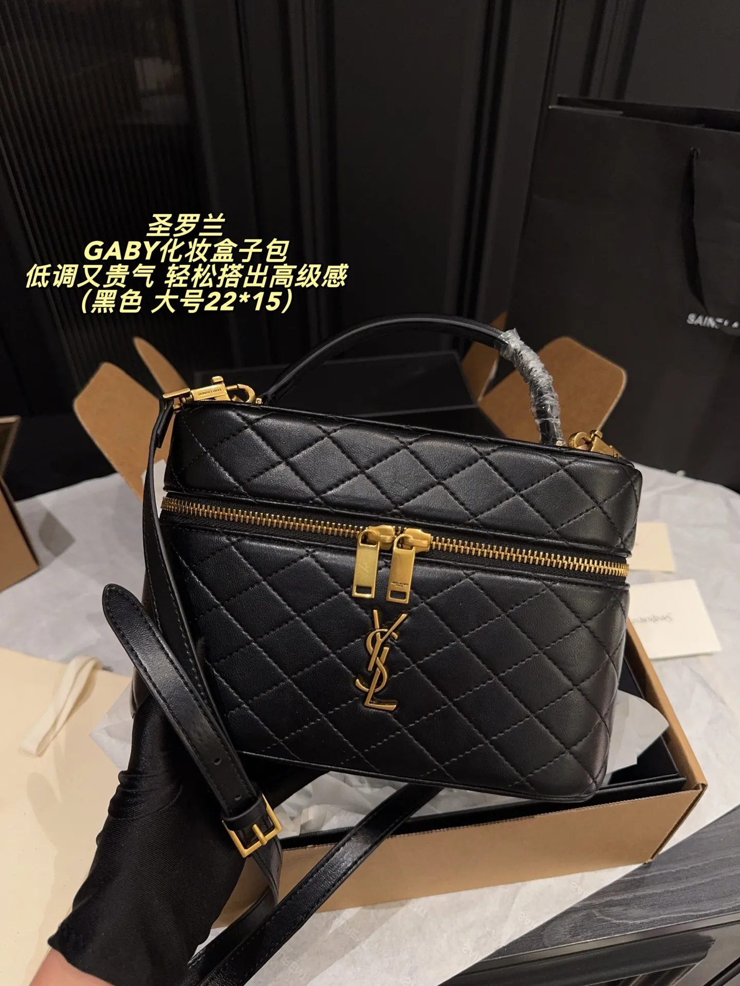 p170全套包装⚠️尺寸22*15 圣罗兰 GABY化妆盒子包 YSLGABY新款拉链化妆包，Rose同款绗缝小羊皮化妆包！ 手感细腻顺滑，整包以经典方形绗缝工艺制作，外观小巧调皮可爱，搭配可调节和可拆皮革肩背带和手柄，方便多种使用方式随时切换 金色金属配件拉链开合设计，小小个但是却特别能装，小巧玲珑的外形超级能装，自重超轻平时出门完全不会有负担，麻雀虽小五脏俱全的代表之作‼️