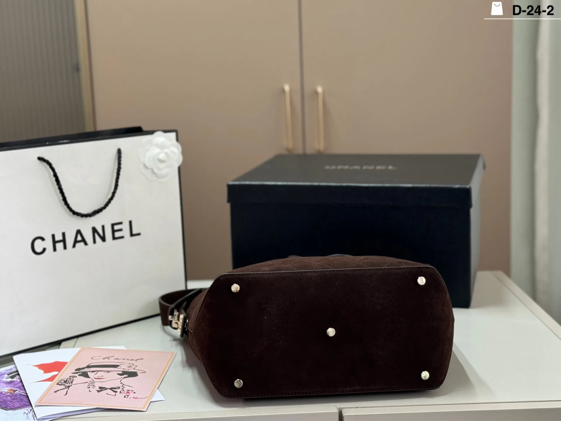 💰p280(牛皮版本) D-24-2 尺寸25x28 配盒 香奈儿这款菱格纹托特包,采用优质小牛皮,手感细腻又耐用。经典菱格纹+双C金属吊饰,品牌辨识度超高✨