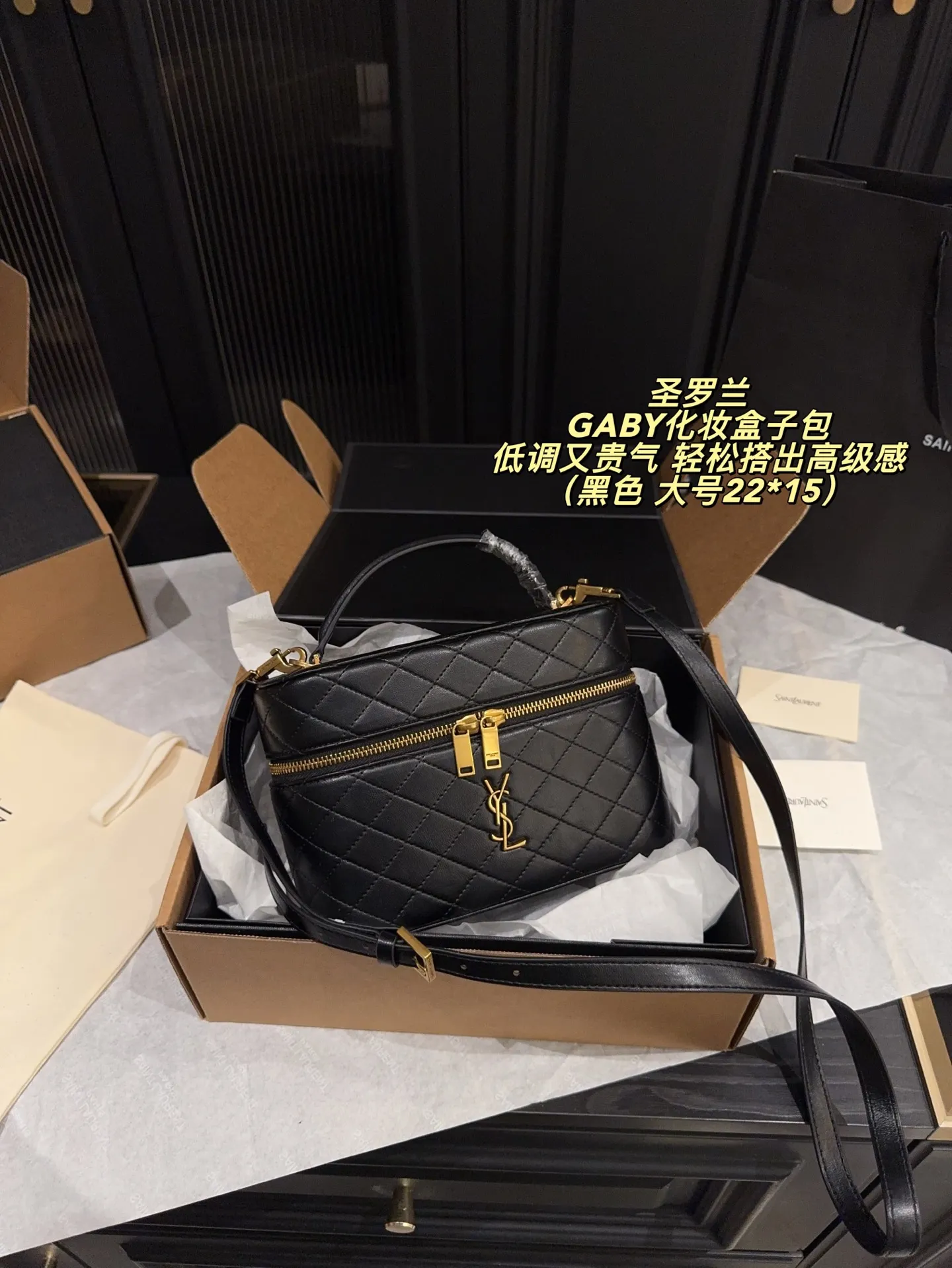 p170全套包装⚠️尺寸22*15 圣罗兰 GABY化妆盒子包 YSLGABY新款拉链化妆包,Rose同款绗缝小羊皮化妆包! 手感细腻顺滑,整包以经典方形绗缝工艺制作,外观小巧调皮可爱,搭配可调节和可拆皮革肩背带和手柄,方便多种使用方式随时切换 金色金属配件拉链开合设计,小小个但是却特别能装,小巧玲珑的外形超级能装,自重超轻平时出门完全不会有负担,麻雀虽小五脏俱全的代表之作‼️