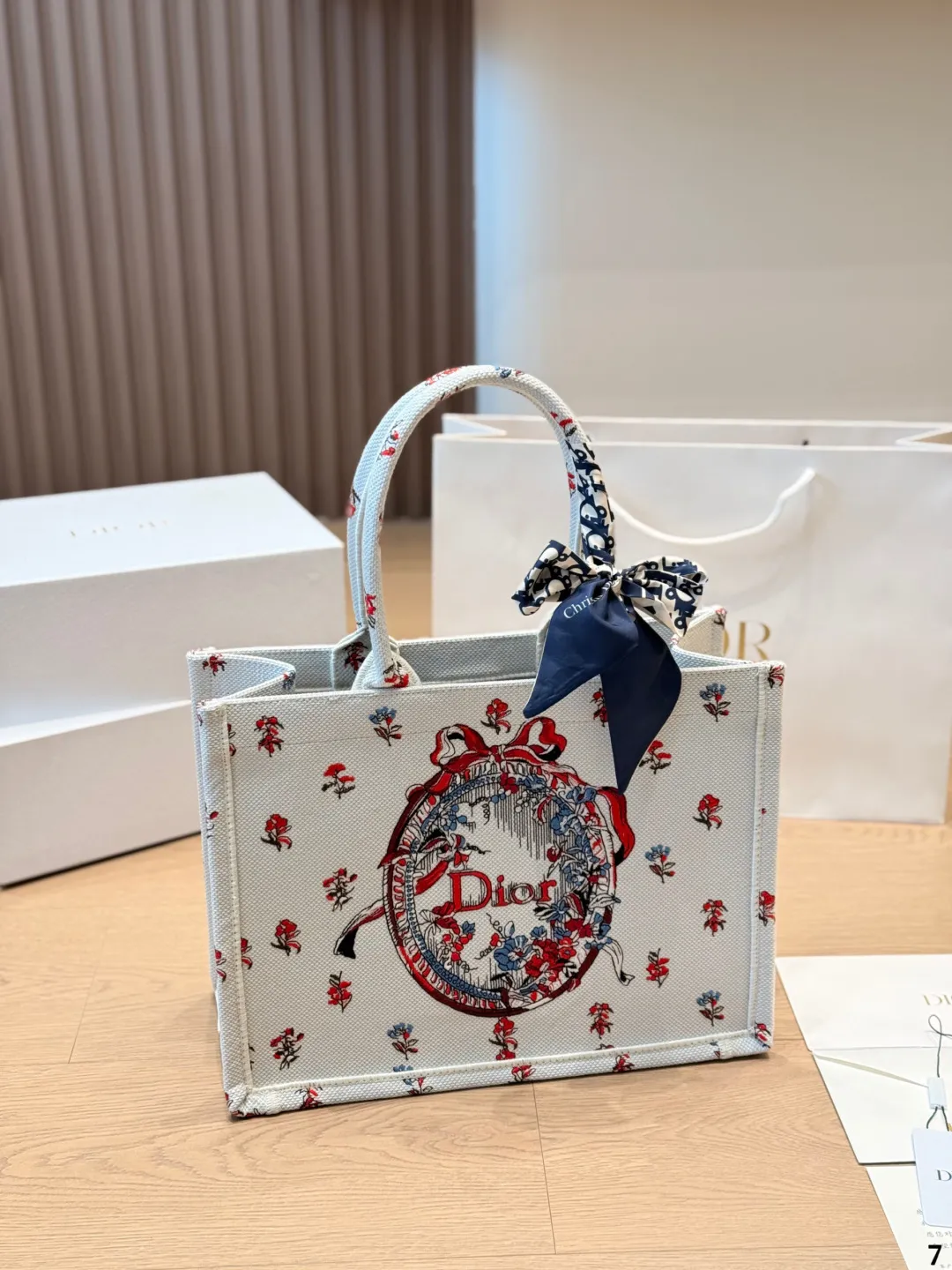 复刻版 原版布 p225 （配内胆） DIOR迪奥｜Book tote购物袋 原版3D浮雕原版布 Dior 原版布提花 配内胆/丝巾/星星挂件 Dior book tote今年最喜欢的一款购物袋 tote我用的次数最多的包，因为容量超级大，不管什么东西都向里面放，当然凹造型也是必须有的，这款Dior老花是我最喜欢的颜色，柜台出了很多颜色及花型，最后挑了这个颜色 小号的精致有型 配折叠礼盒 尺寸 中号35cm