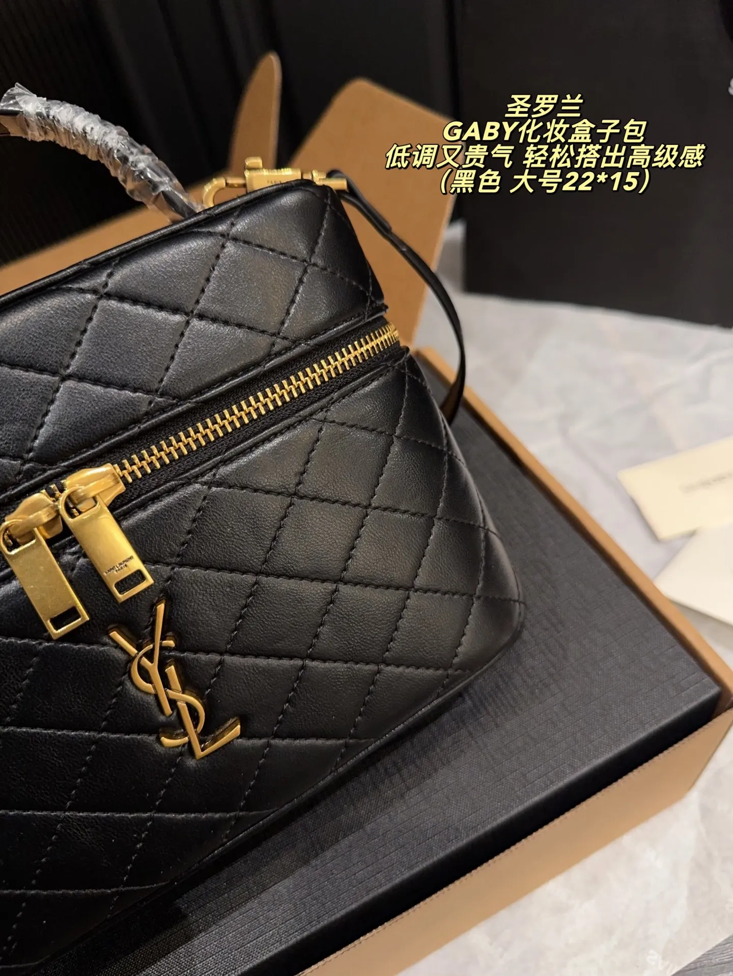 p170全套包装⚠️尺寸22*15 圣罗兰 GABY化妆盒子包 YSLGABY新款拉链化妆包，Rose同款绗缝小羊皮化妆包！ 手感细腻顺滑，整包以经典方形绗缝工艺制作，外观小巧调皮可爱，搭配可调节和可拆皮革肩背带和手柄，方便多种使用方式随时切换 金色金属配件拉链开合设计，小小个但是却特别能装，小巧玲珑的外形超级能装，自重超轻平时出门完全不会有负担，麻雀虽小五脏俱全的代表之作‼️
