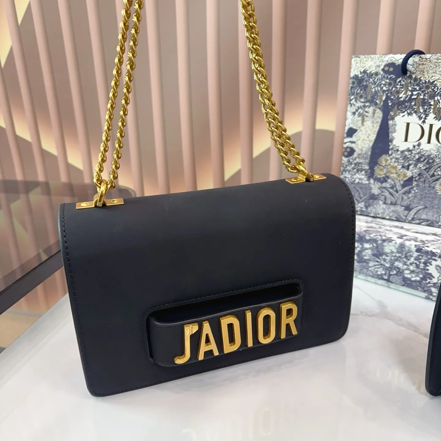 同价。P150p150礼盒🎁 Jadior手插链条包经典不过时的一款超百搭 太实用啦 尺寸大号26.15cm小号22.14cm E