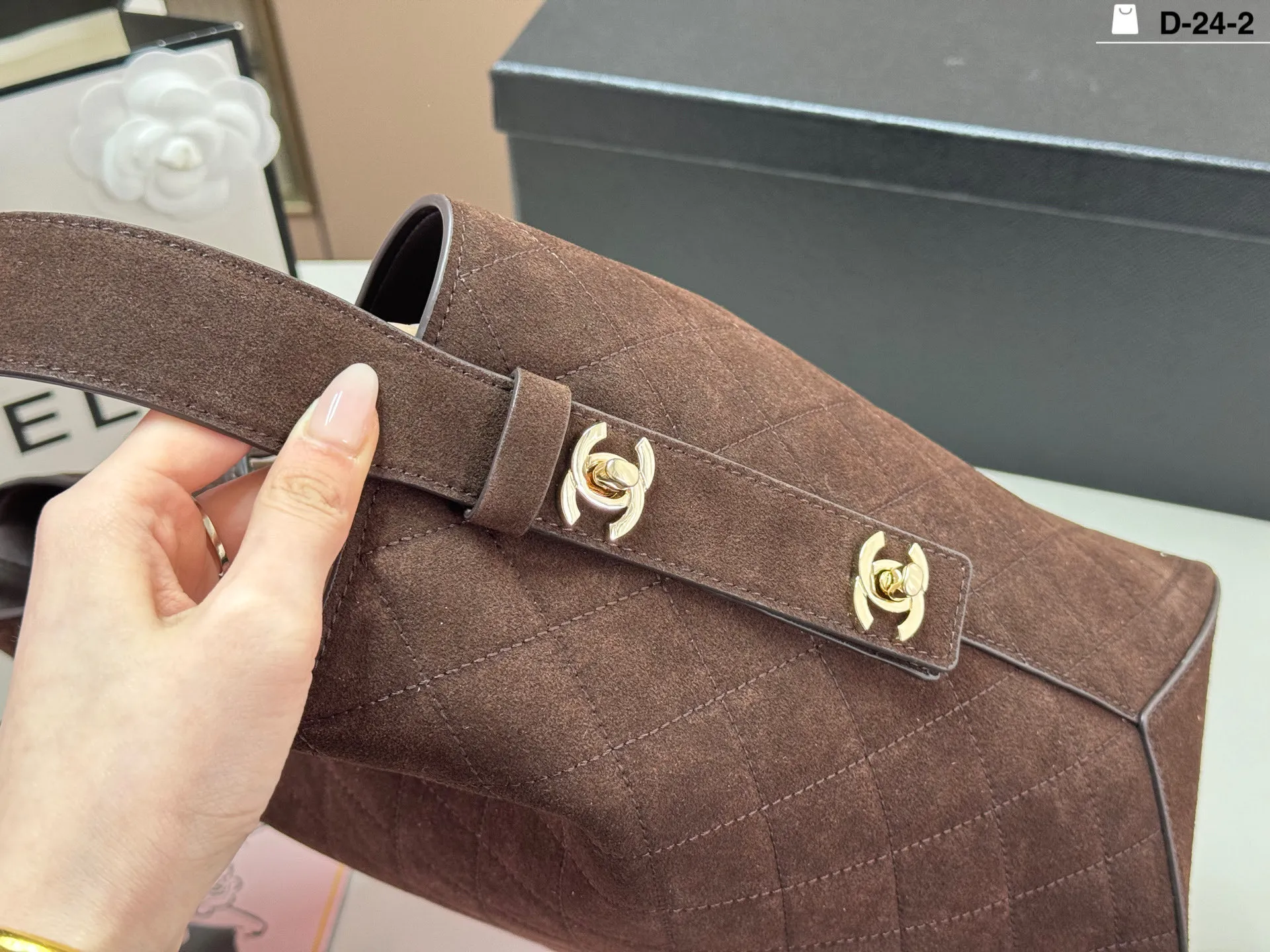 💰p280(牛皮版本) D-24-2 尺寸25x28 配盒 香奈儿这款菱格纹托特包,采用优质小牛皮,手感细腻又耐用。经典菱格纹+双C金属吊饰,品牌辨识度超高✨