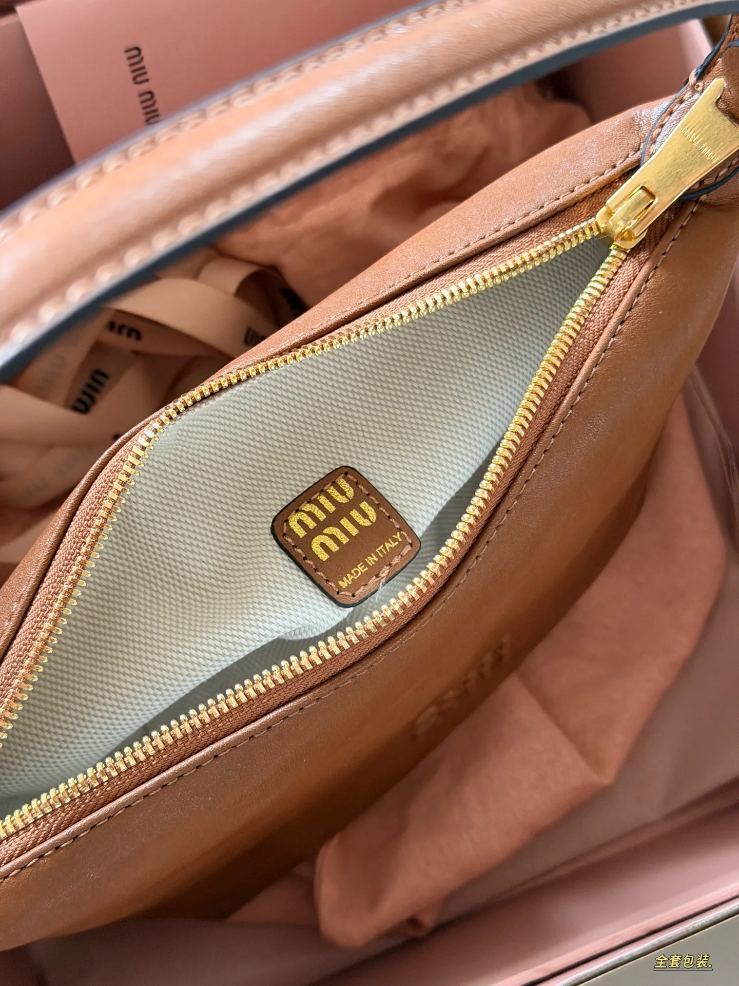 💰190 配盒 size：底宽18*15cm miumiu 牛皮小饭盒~ 做旧的效果牛皮更高级哦！ miumiu饭盒包测评，真的太好看了吧