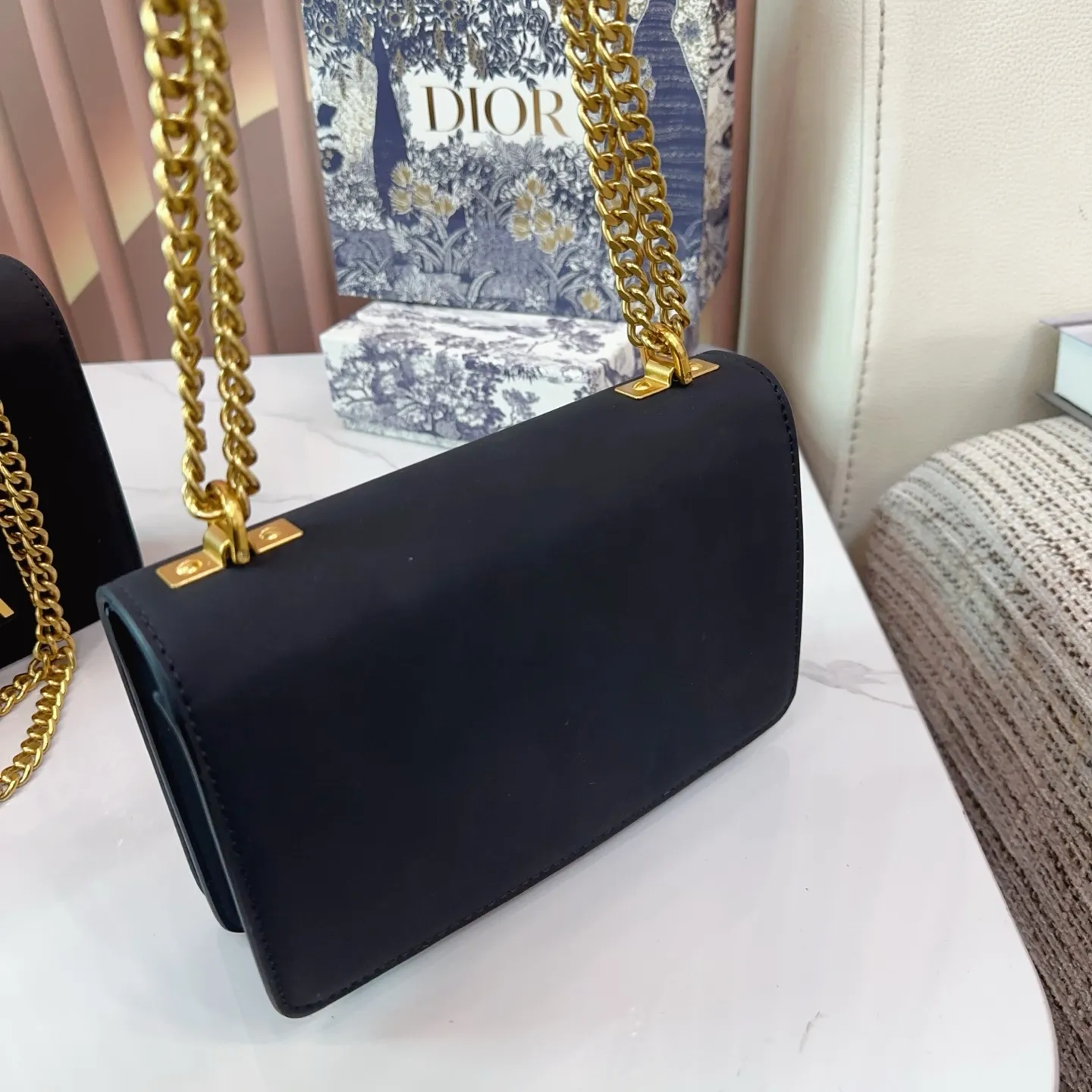 同价。P150p150礼盒🎁 Jadior手插链条包经典不过时的一款超百搭 太实用啦 尺寸大号26.15cm小号22.14cm E