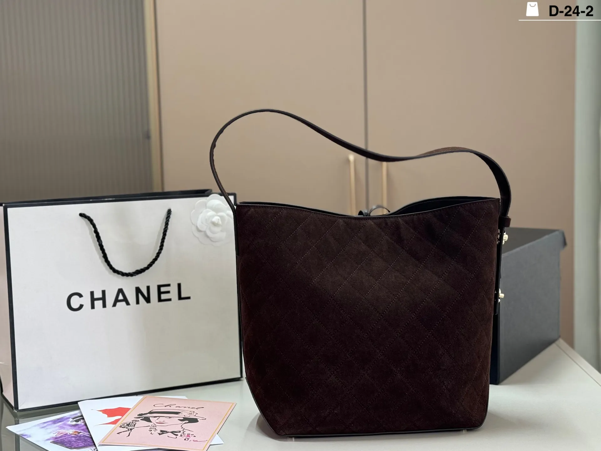 💰p280(牛皮版本) D-24-2 尺寸25x28 配盒 香奈儿这款菱格纹托特包,采用优质小牛皮,手感细腻又耐用。经典菱格纹+双C金属吊饰,品牌辨识度超高✨