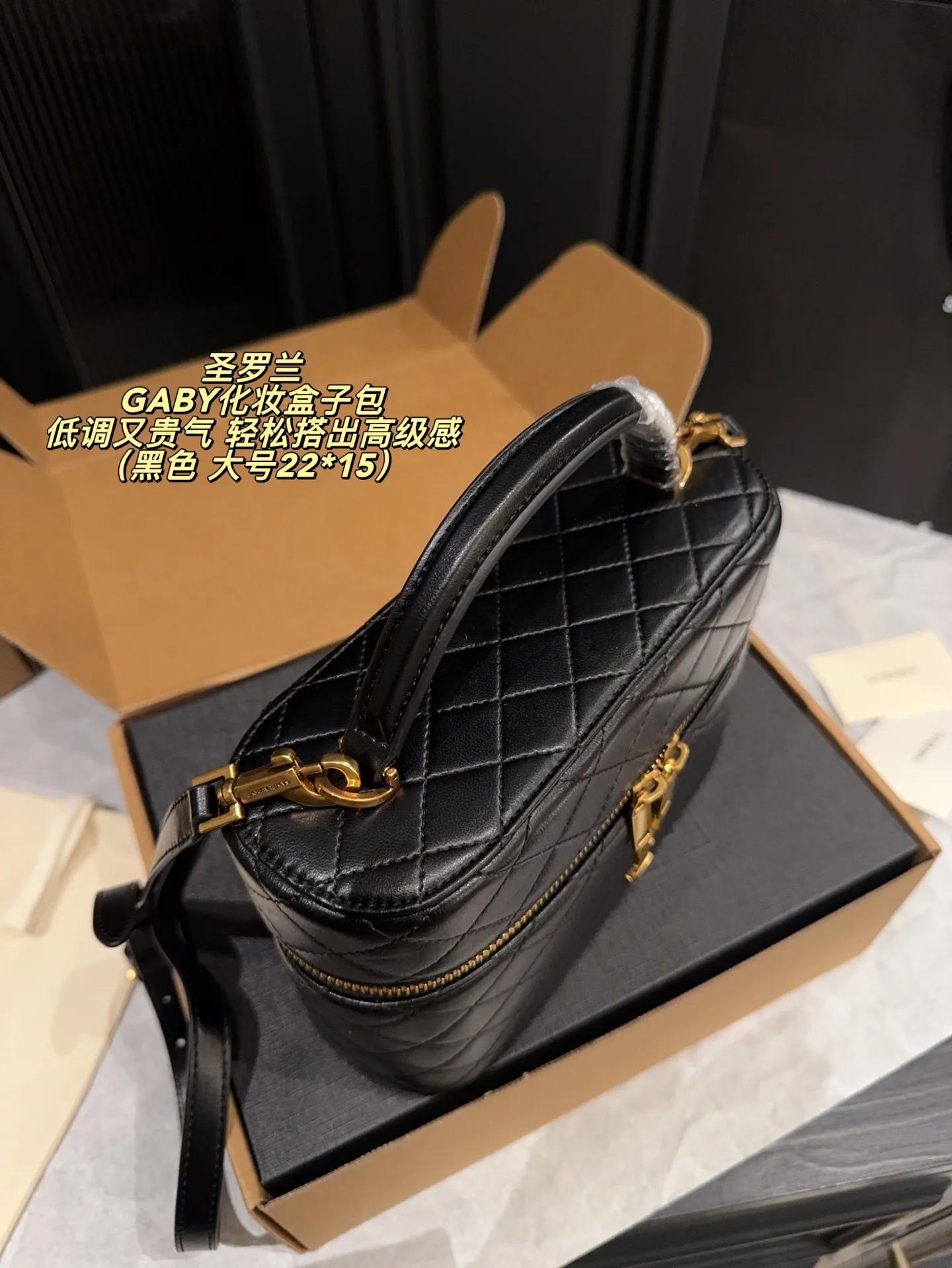 p170全套包装⚠️尺寸22*15 圣罗兰 GABY化妆盒子包 YSLGABY新款拉链化妆包，Rose同款绗缝小羊皮化妆包！ 手感细腻顺滑，整包以经典方形绗缝工艺制作，外观小巧调皮可爱，搭配可调节和可拆皮革肩背带和手柄，方便多种使用方式随时切换 金色金属配件拉链开合设计，小小个但是却特别能装，小巧玲珑的外形超级能装，自重超轻平时出门完全不会有负担，麻雀虽小五脏俱全的代表之作‼️
