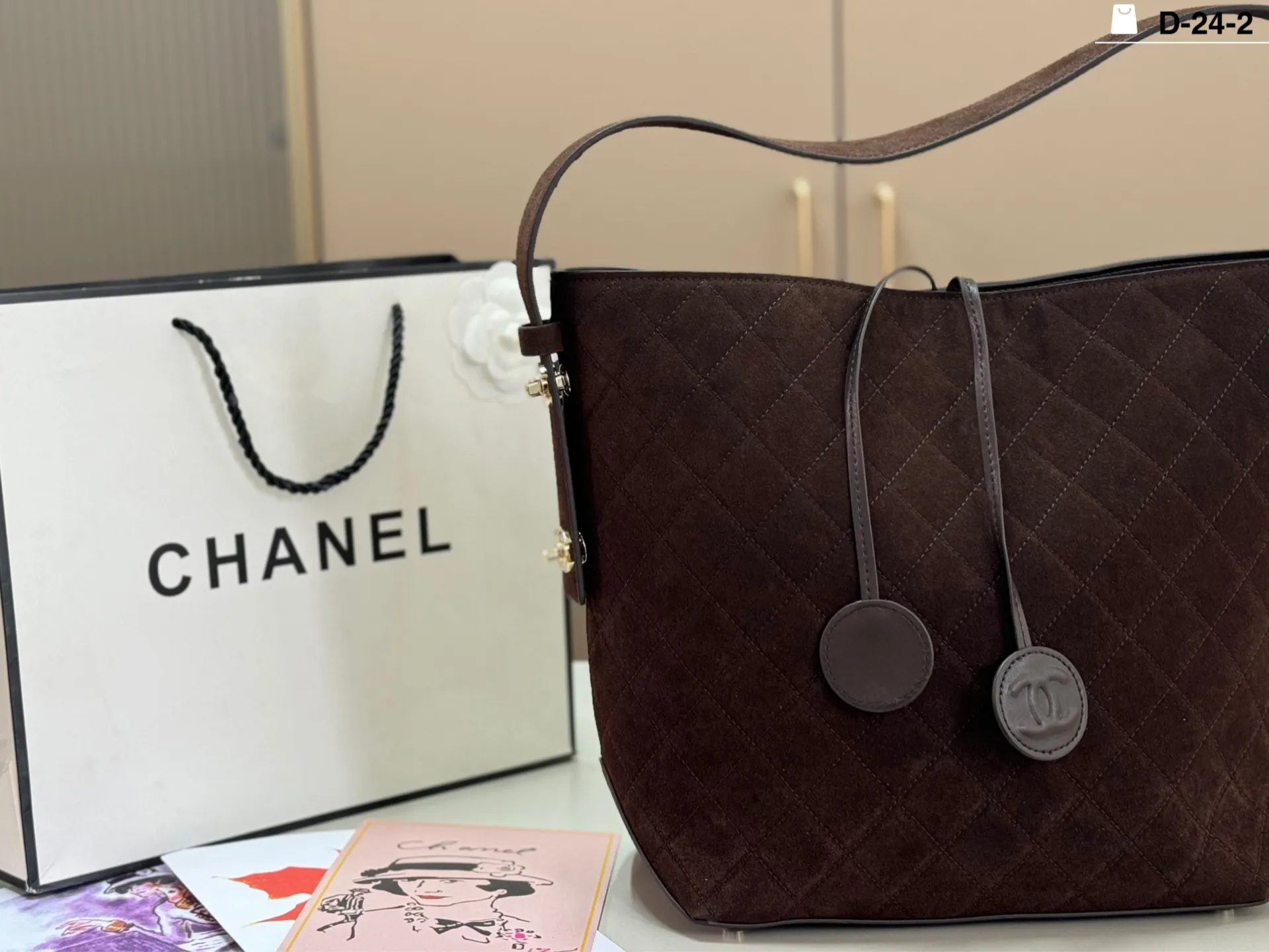 💰p280（牛皮版本） D-24-2 尺寸25x28 配盒 香奈儿这款菱格纹托特包，采用优质小牛皮，手感细腻又耐用。经典菱格纹+双C金属吊饰，品牌辨识度超高✨