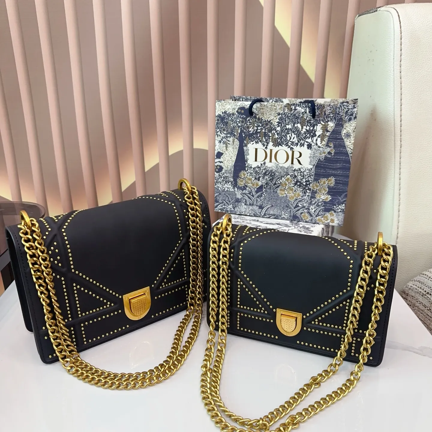 同价。p150 折叠盒 Dior盾牌包 铆钉款经典不过时的一款超百搭 太实用啦尺寸大号26.15cm小号22.14cm。E