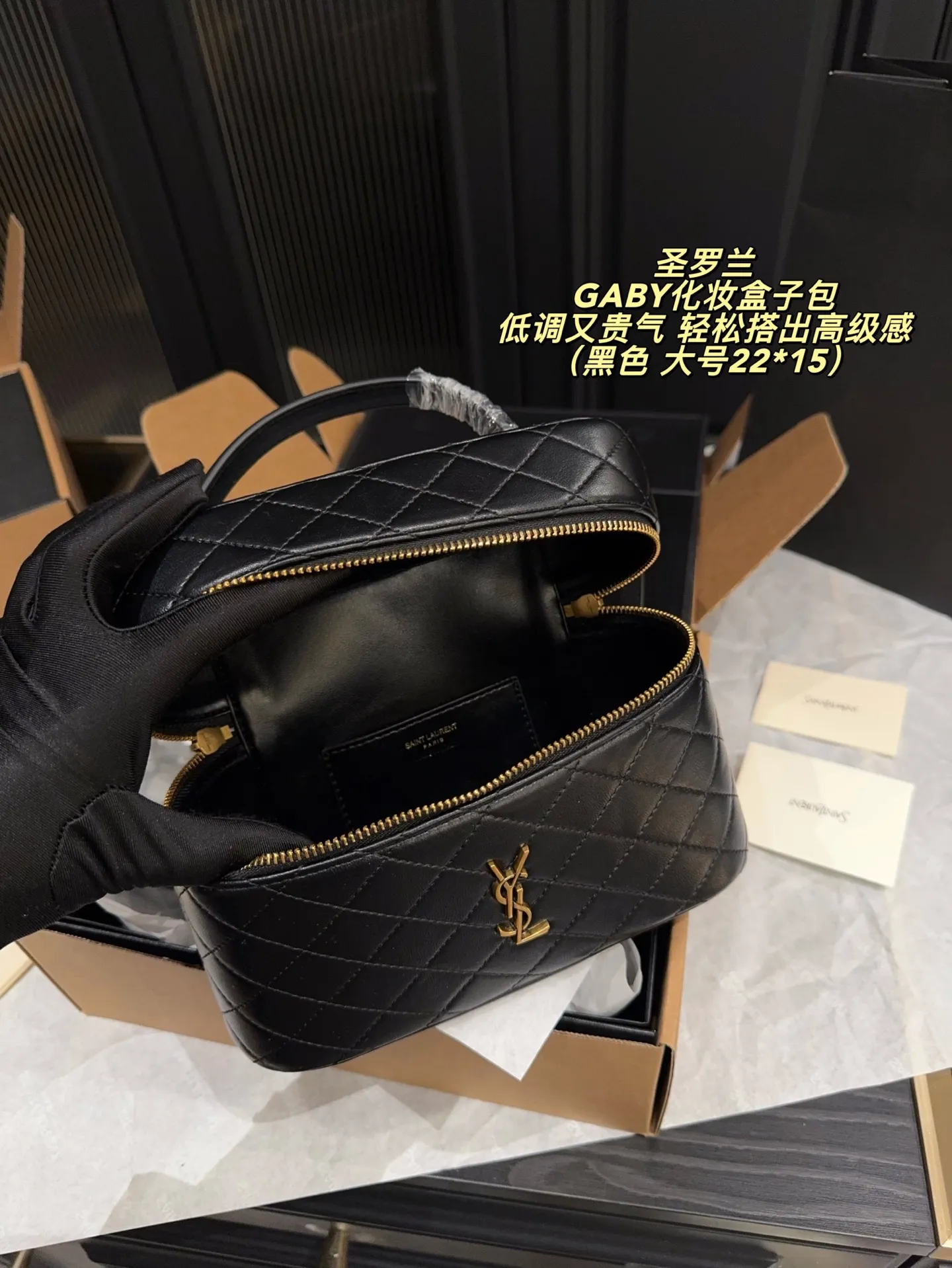 p170全套包装⚠️尺寸22*15 圣罗兰 GABY化妆盒子包 YSLGABY新款拉链化妆包，Rose同款绗缝小羊皮化妆包！ 手感细腻顺滑，整包以经典方形绗缝工艺制作，外观小巧调皮可爱，搭配可调节和可拆皮革肩背带和手柄，方便多种使用方式随时切换 金色金属配件拉链开合设计，小小个但是却特别能装，小巧玲珑的外形超级能装，自重超轻平时出门完全不会有负担，麻雀虽小五脏俱全的代表之作‼️