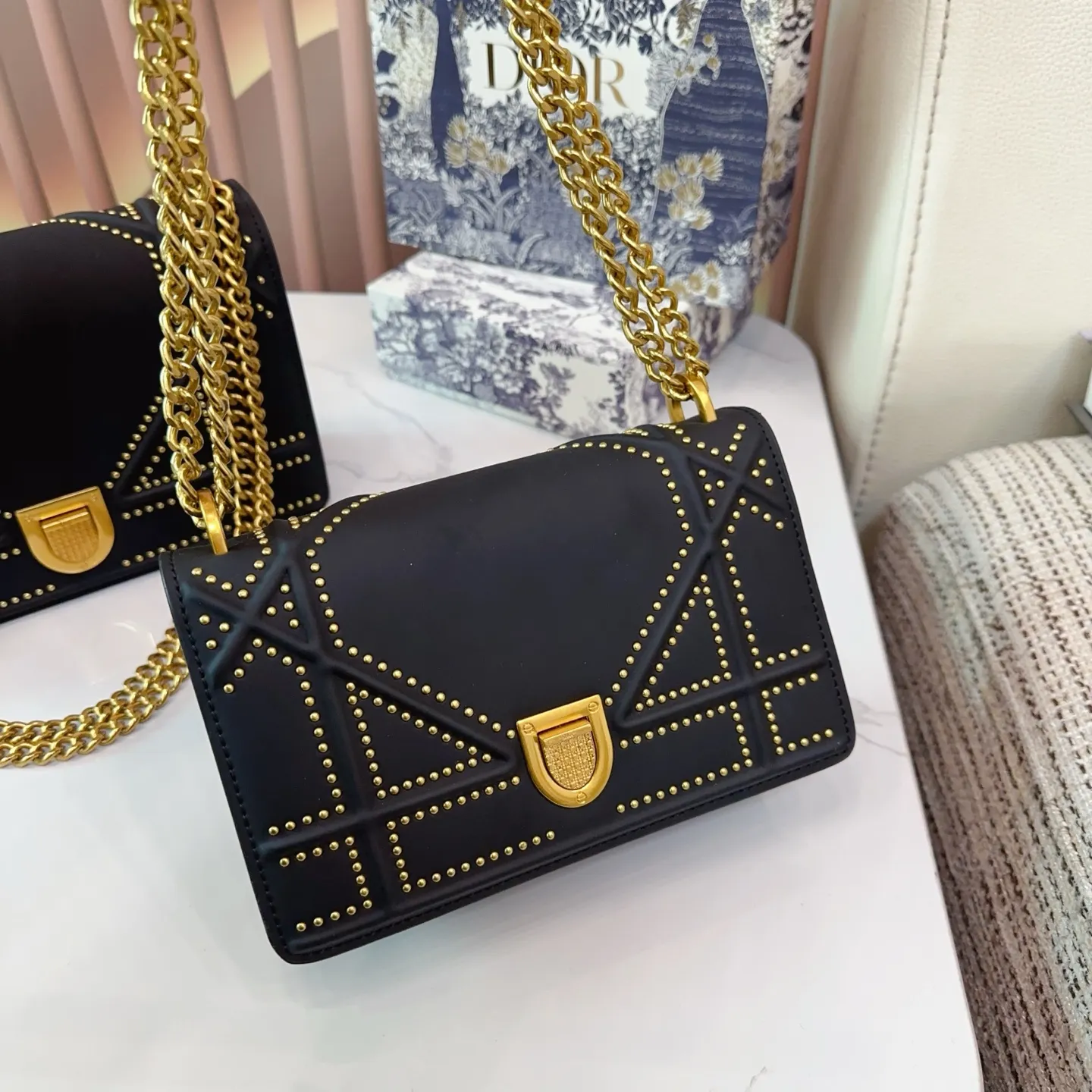 同价。p150 折叠盒 Dior盾牌包 铆钉款经典不过时的一款超百搭 太实用啦尺寸大号26.15cm小号22.14cm。E