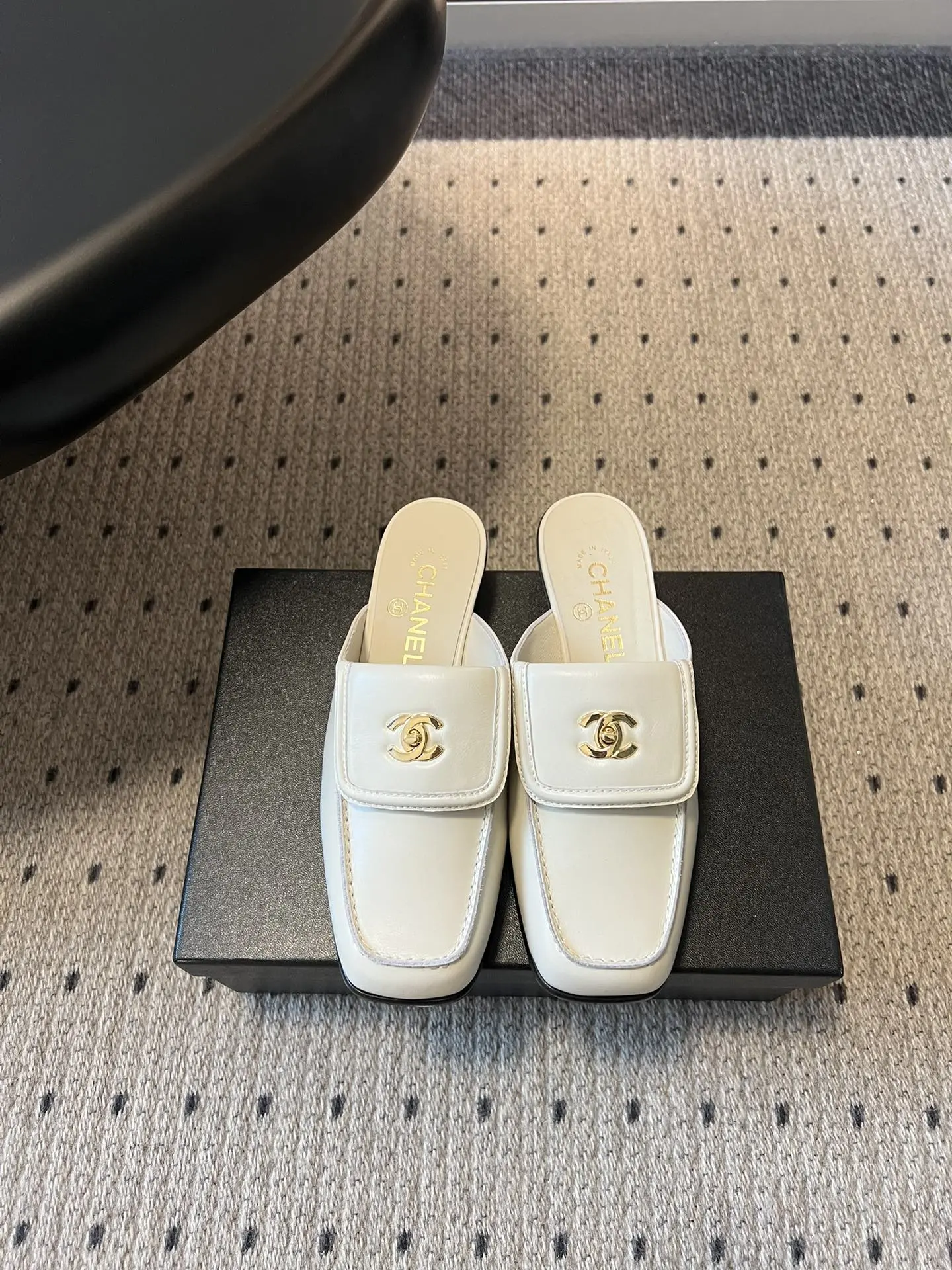 Chanel 1:1 premium white leather mules with gold CC logo on luxury shoe box - xiashu