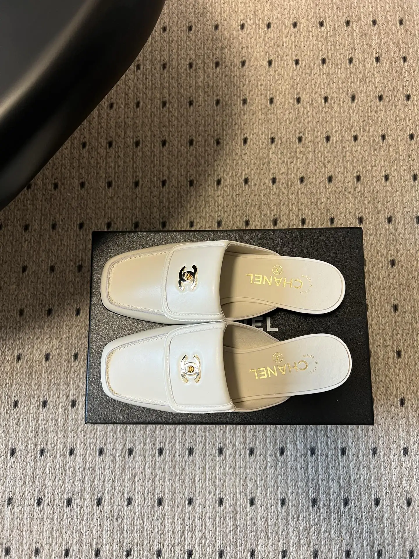 Chanel 1:1 premium white leather mules with gold CC logo on luxury shoe box - xiashu
