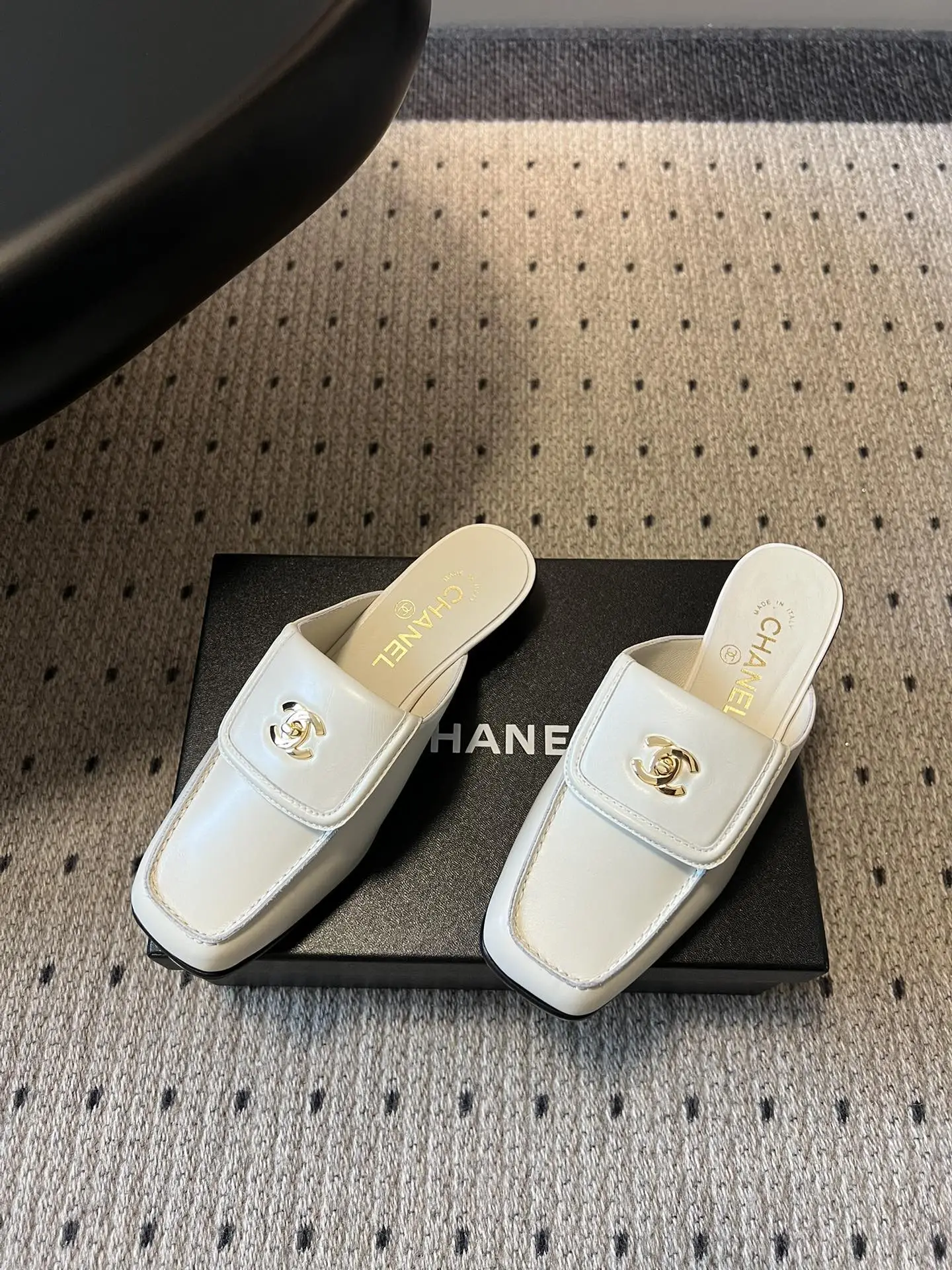 Chanel 1:1 premium white leather mules with gold CC logo on luxury shoe box - xiashu