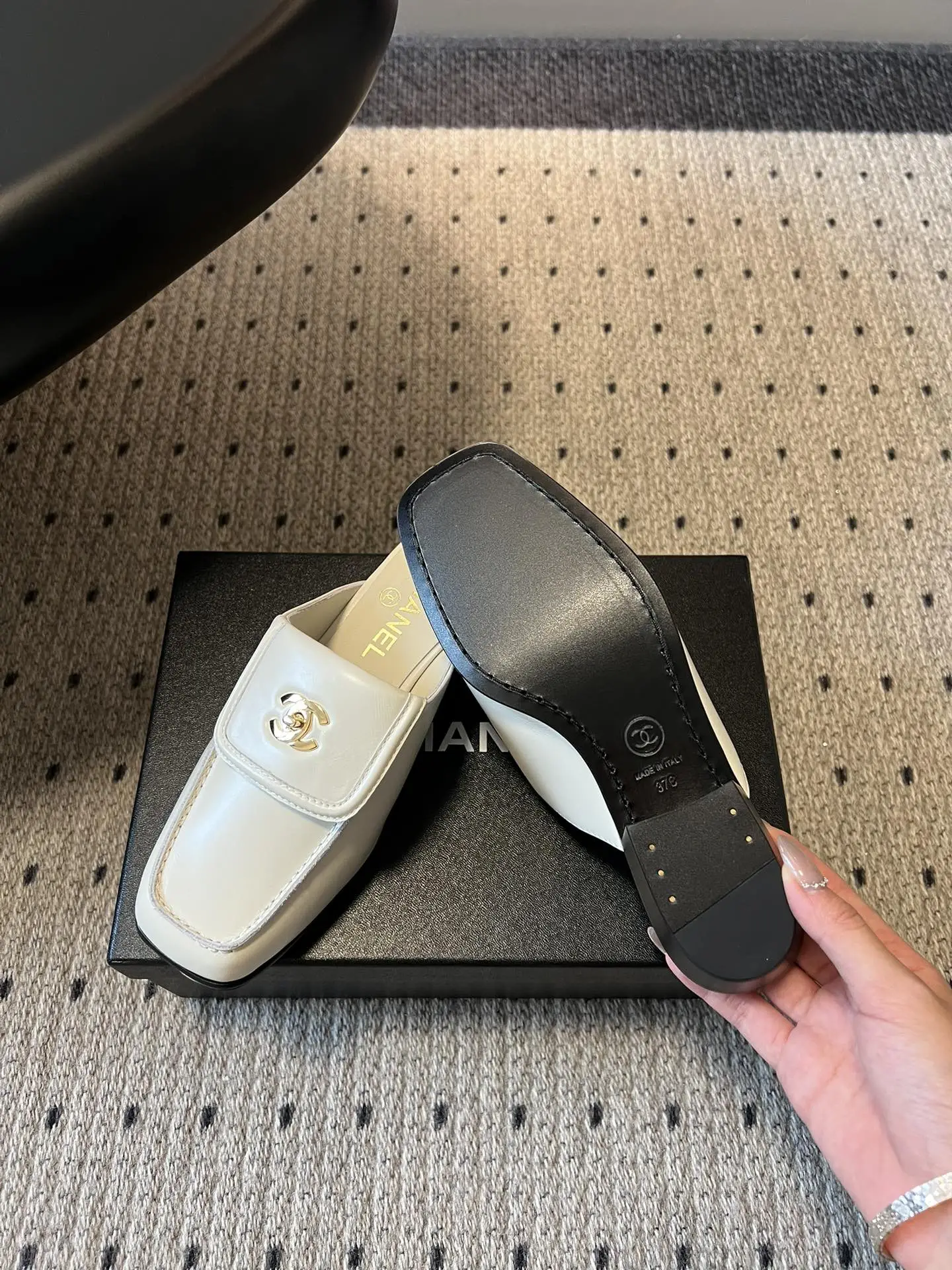 Chanel 1:1 premium white leather mules with gold CC logo on luxury shoe box - xiashu