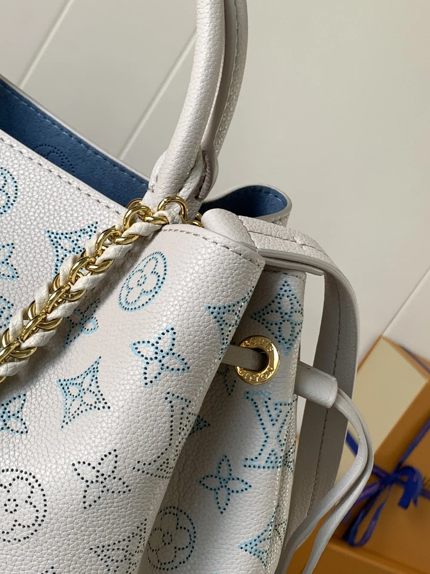 1:1Louis Vuitton Bella bucket bag in white Mahina perforated leather on a luxury trunk - xiashuluxe