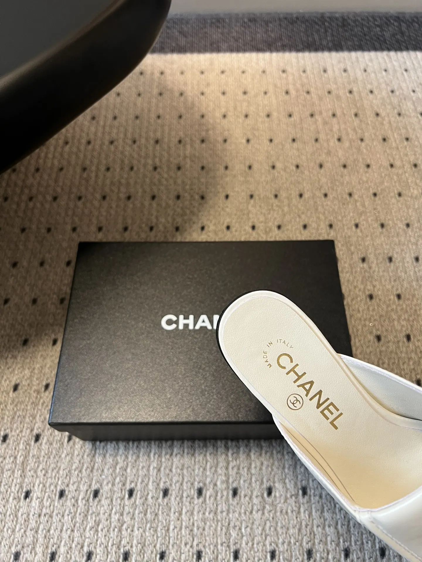 Chanel 1:1 premium white leather mules with gold CC logo on luxury shoe box - xiashu