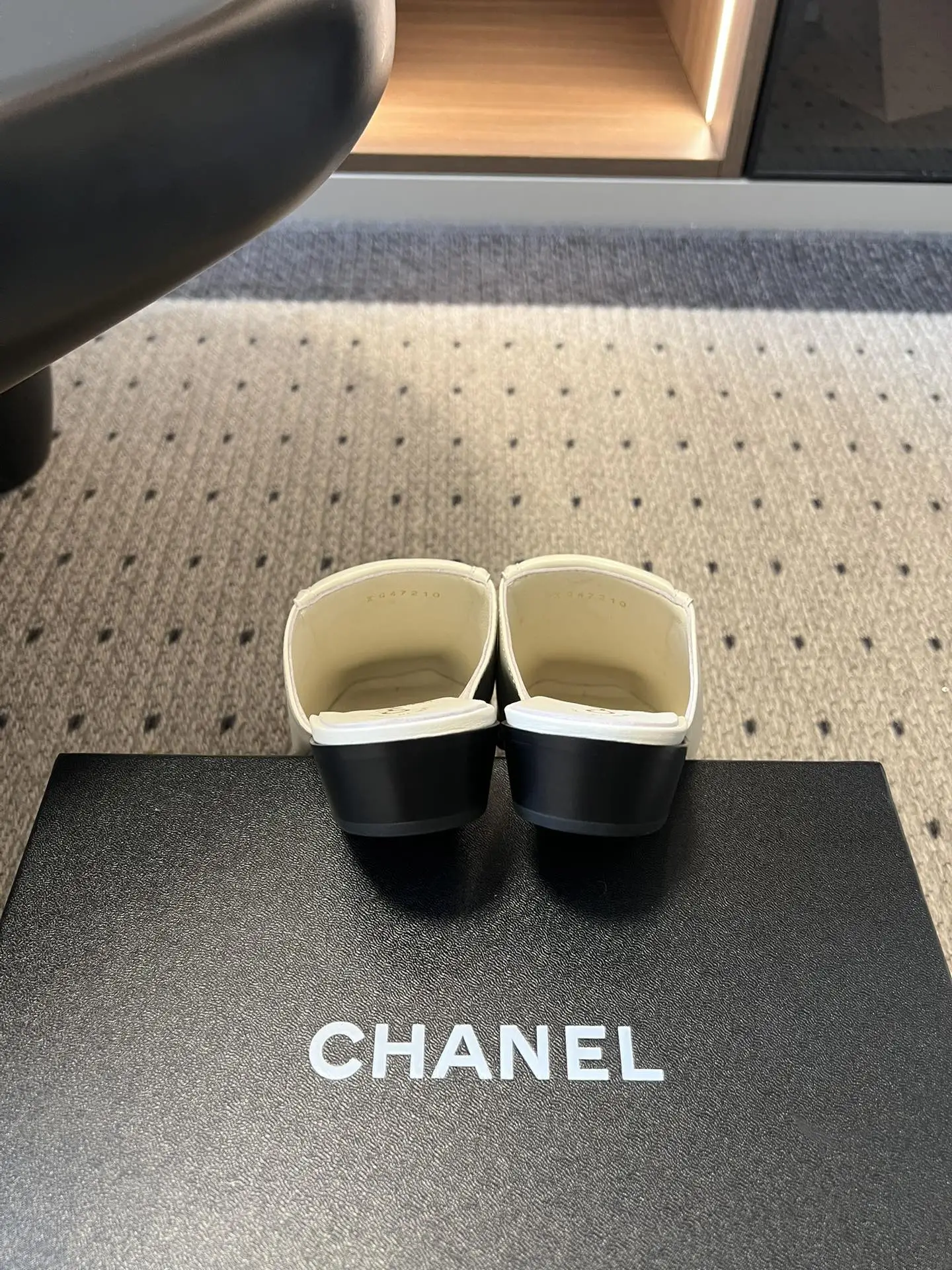 Chanel 1:1 premium white leather mules with gold CC logo on luxury shoe box - xiashu
