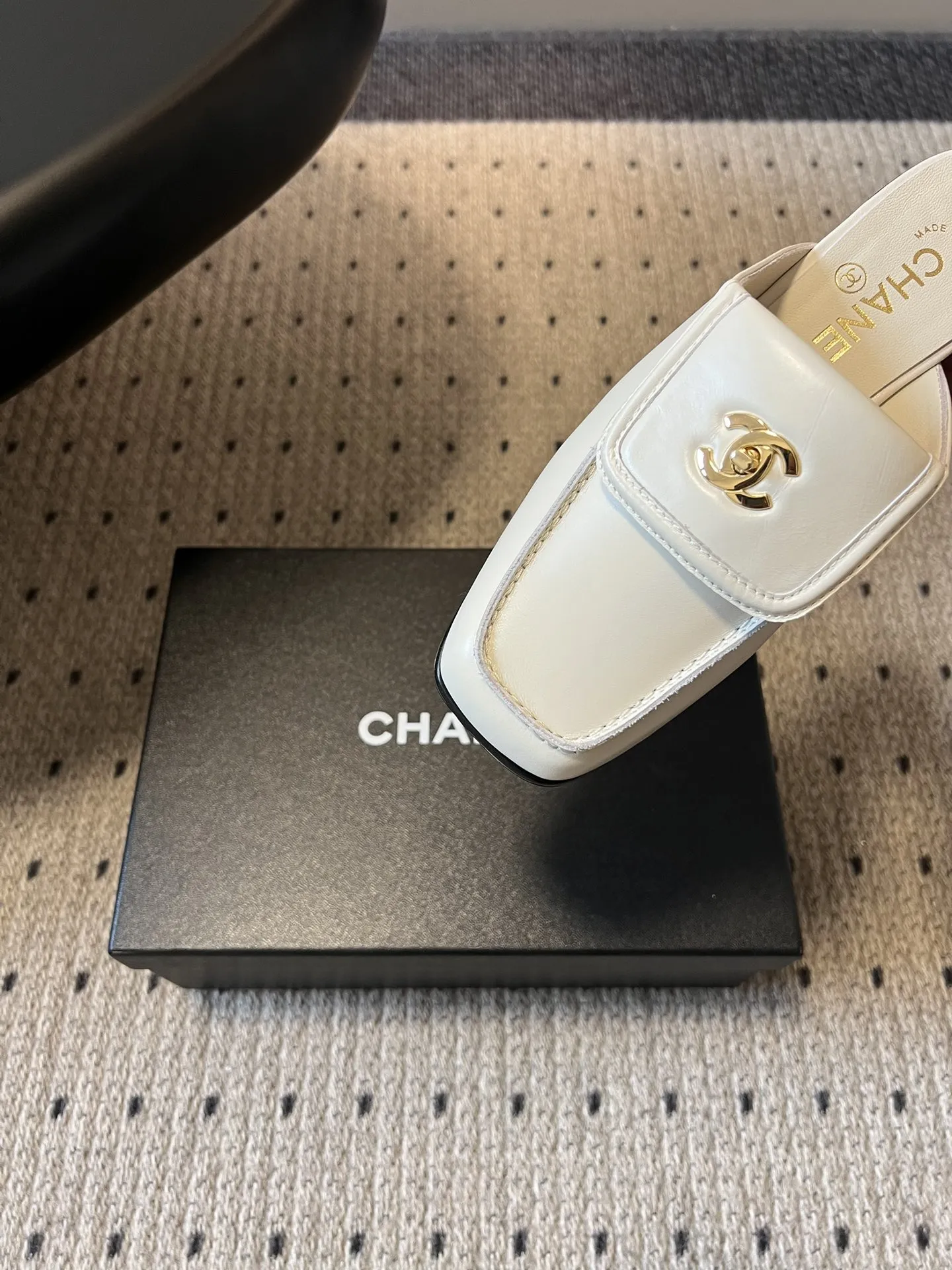 Chanel 1:1 premium white leather mules with gold CC logo on luxury shoe box - xiashu
