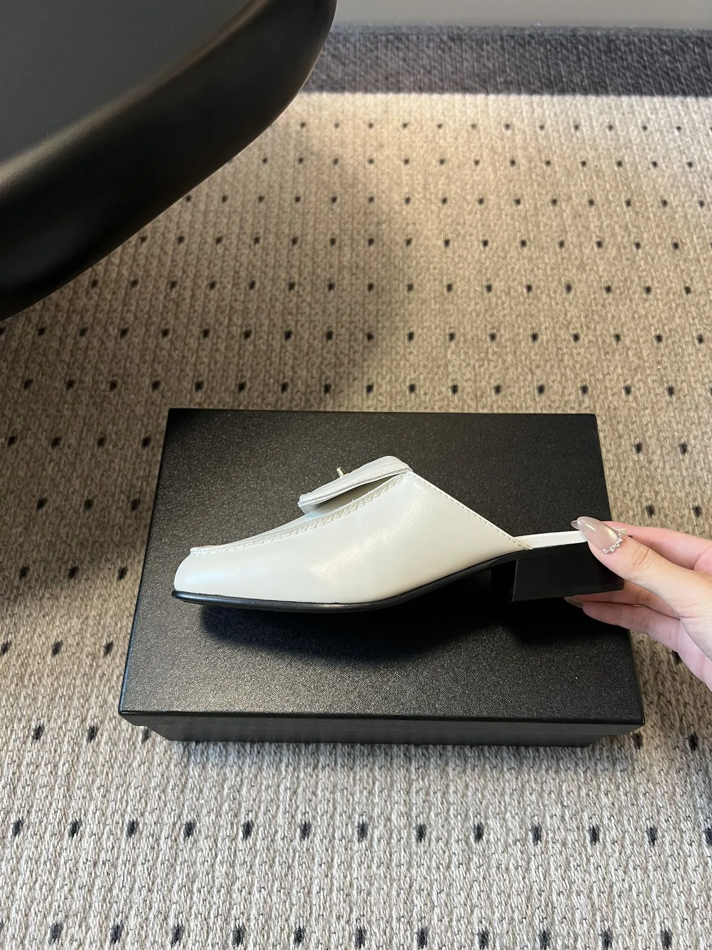 Chanel 1:1 premium white leather mules with gold CC logo on luxury shoe box - xiashu