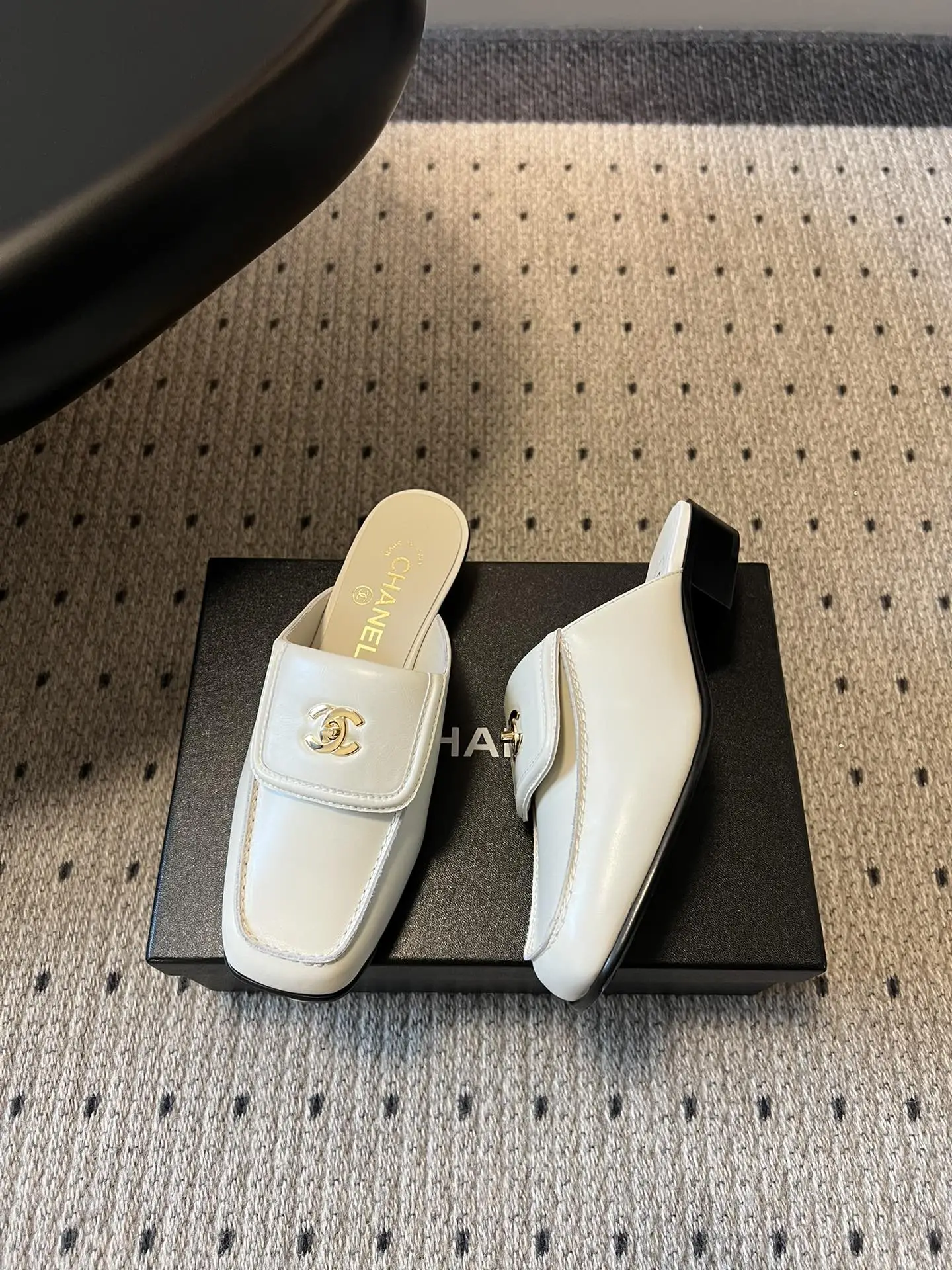 Chanel 1:1 premium white leather mules with gold CC logo on luxury shoe box - xiashu