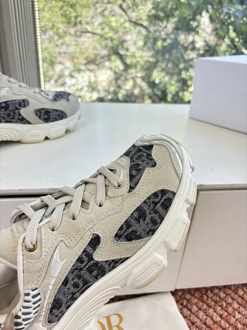 Dior 1:1 premium Vibe sneakers with Oblique print and grey mesh panels on white shoe box - xiashu