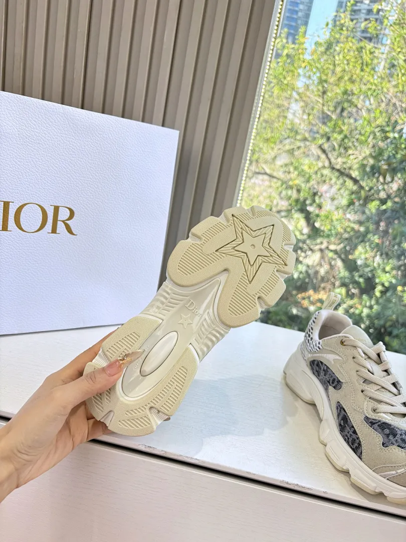 Dior 1:1 premium Vibe sneakers with Oblique print and grey mesh panels on white shoe box - xiashuluxe