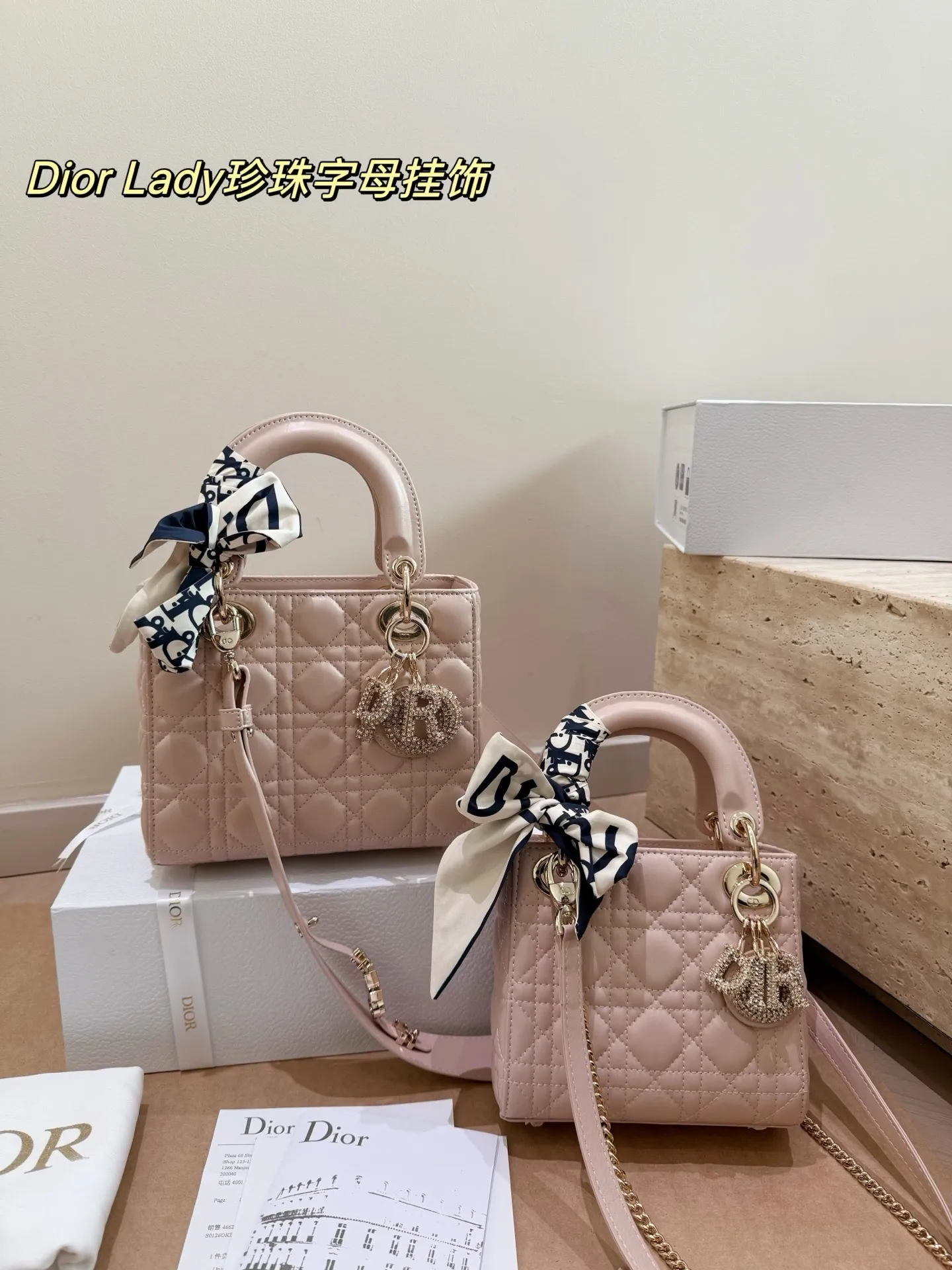 羊皮纹P210 P205 Dior 黑金三格戴妃包 Dior经典Lady Dior黑金三格戴妃包，黑色小羊皮+金属金扣，优雅又高级。藤格纹缝线+珍珠字母挂饰，细节满分！日常通勤、正式场合都能轻松驾驭。小羊皮柔软细腻，手感超赞，但要注意保养哦～链条肩带可拆卸，手提or单肩都OK，实用又百搭！ 尺寸20cm 17Cm