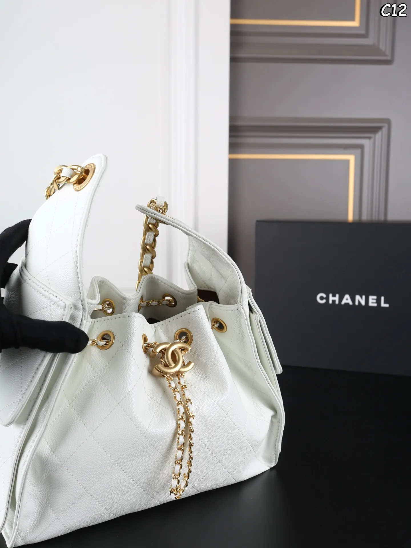 P205 全套礼盒 CHANEL香奈儿 25Bag 25S hobo 鱼子酱 抽绳水桶包 腋下包单肩包 高级又野性，让人一见倾心~ 越用越软糯，高级感满满！ Jennie同款！！慵懒感十足！ 堪称一包多背的风格 权志龙同款！ 尺寸：25&times;18