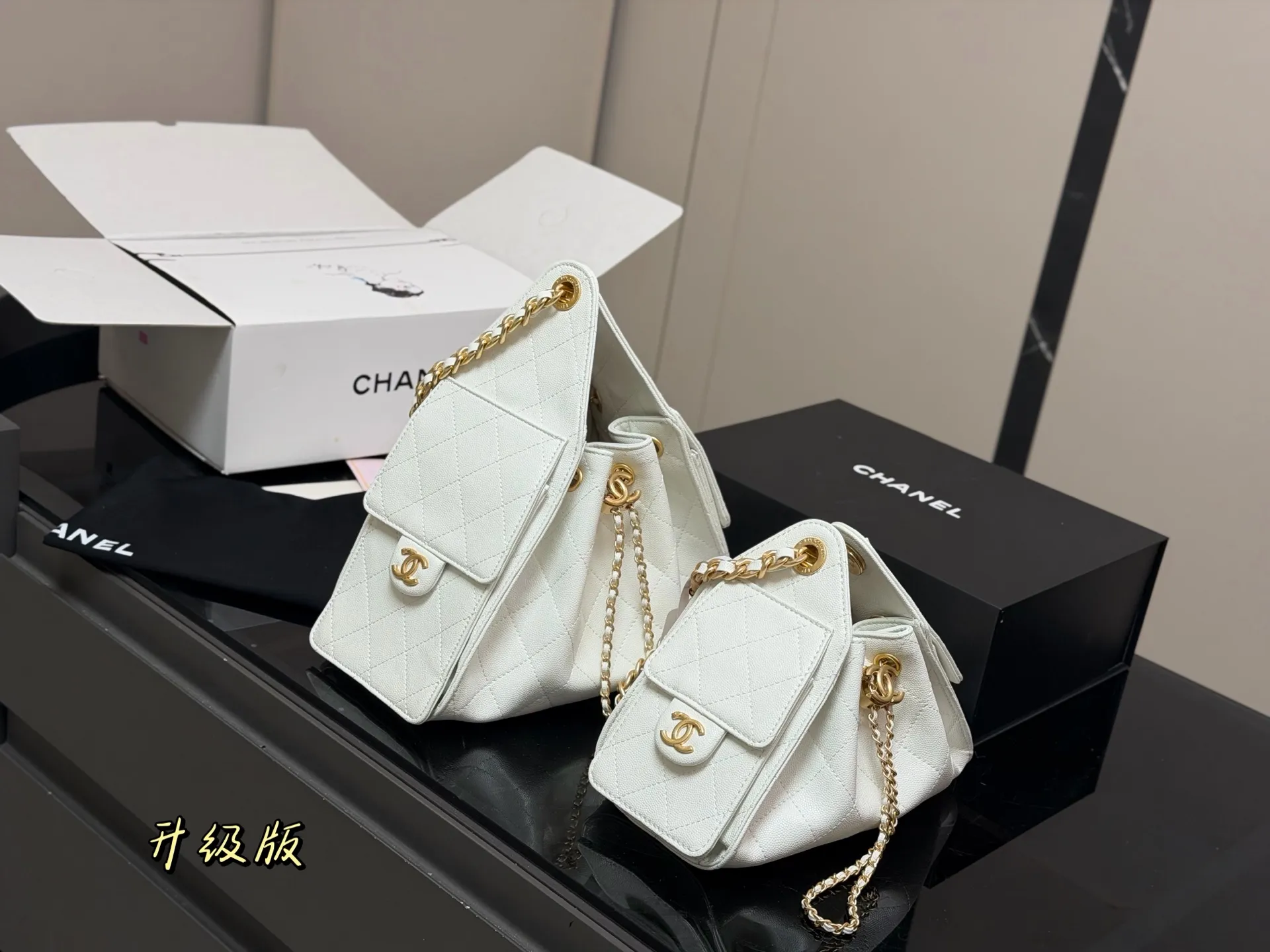 ¥240 ¥230 配折叠盒飞机盒 Chanel 25bag 小号真绝绝子! 今年香奈儿25s系列简直美爆... 这只hobo是个小号尺寸个人觉得比较日常 油蜡皮的质感颗粒没这么重反而很细腻 也比较耐磨~时髦精必备单品! 尺寸:26cm 22cm日常出门完全够了