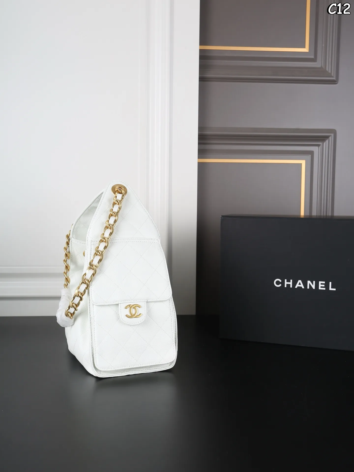 P205 全套礼盒 CHANEL香奈儿 25Bag 25S hobo 鱼子酱 抽绳水桶包 腋下包单肩包 高级又野性,让人一见倾心~ 越用越软糯,高级感满满! Jennie同款!!慵懒感十足! 堪称一包多背的风格 权志龙同款! 尺寸:25×18