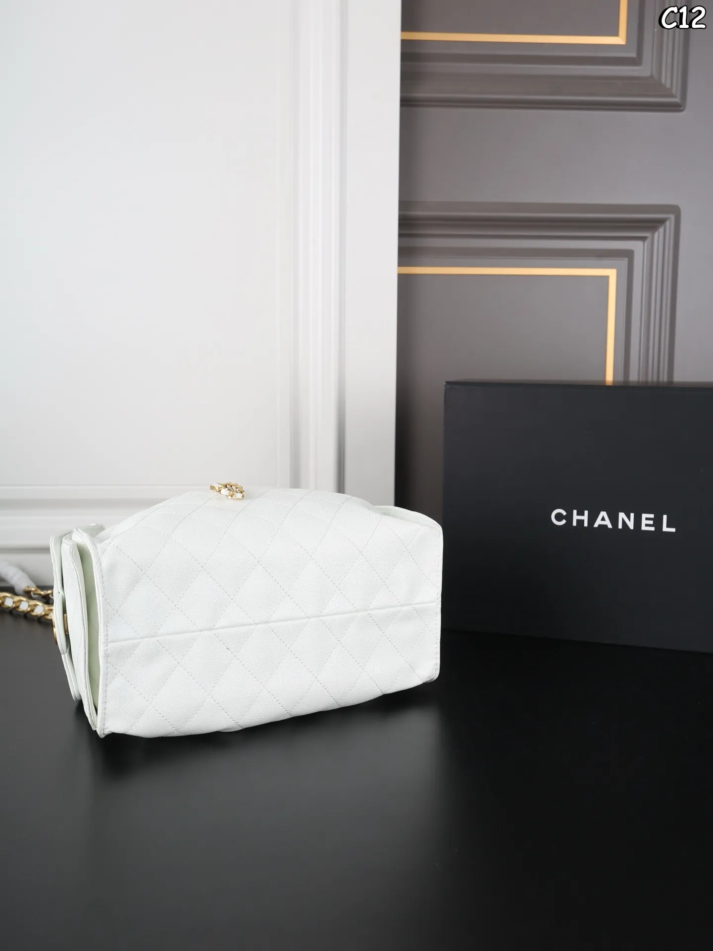 P205 全套礼盒 CHANEL香奈儿 25Bag 25S hobo 鱼子酱 抽绳水桶包 腋下包单肩包 高级又野性，让人一见倾心~ 越用越软糯，高级感满满！ Jennie同款！！慵懒感十足！ 堪称一包多背的风格 权志龙同款！ 尺寸：25&times;18