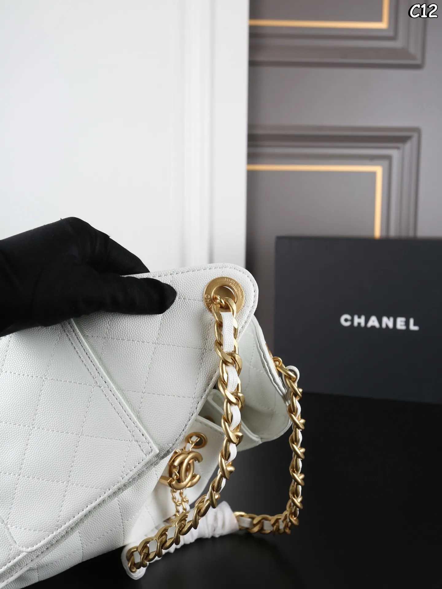 P205 全套礼盒 CHANEL香奈儿 25Bag 25S hobo 鱼子酱 抽绳水桶包 腋下包单肩包 高级又野性,让人一见倾心~ 越用越软糯,高级感满满! Jennie同款!!慵懒感十足! 堪称一包多背的风格 权志龙同款! 尺寸:25×18