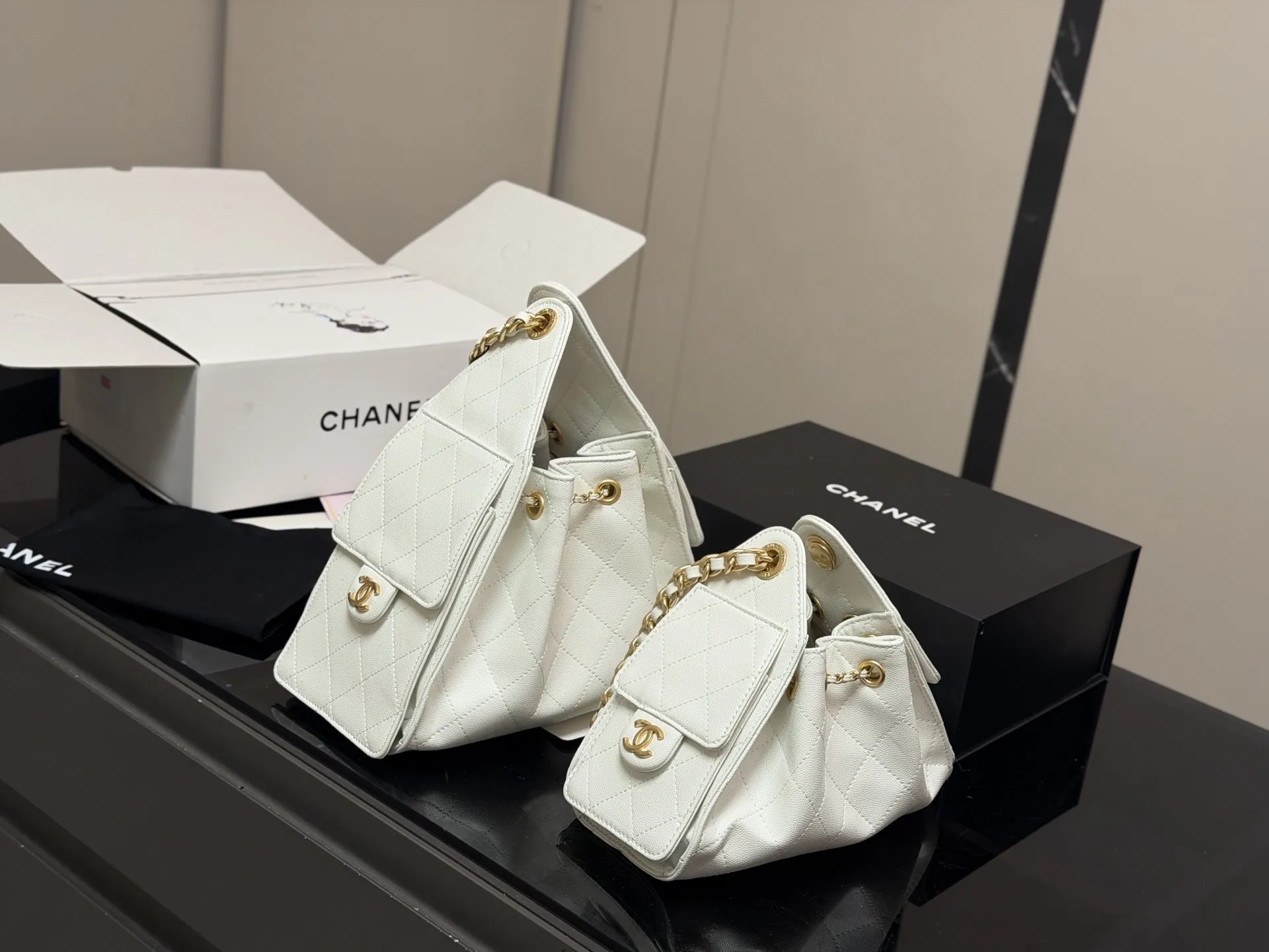 ¥240 ¥230 配折叠盒飞机盒 Chanel 25bag 小号真绝绝子! 今年香奈儿25s系列简直美爆... 这只hobo是个小号尺寸个人觉得比较日常 油蜡皮的质感颗粒没这么重反而很细腻 也比较耐磨~时髦精必备单品! 尺寸:26cm 22cm日常出门完全够了