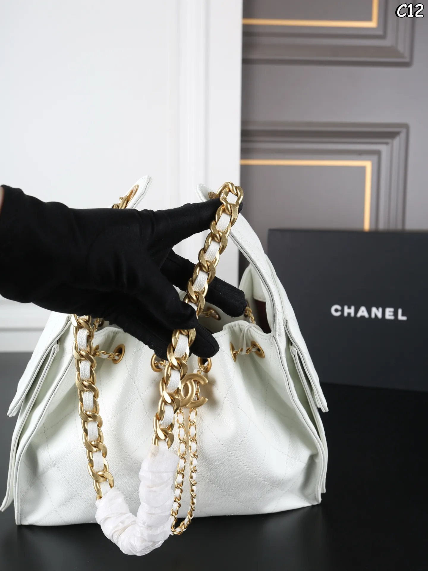 P205 全套礼盒 CHANEL香奈儿 25Bag 25S hobo 鱼子酱 抽绳水桶包 腋下包单肩包 高级又野性，让人一见倾心~ 越用越软糯，高级感满满！ Jennie同款！！慵懒感十足！ 堪称一包多背的风格 权志龙同款！ 尺寸：25&times;18